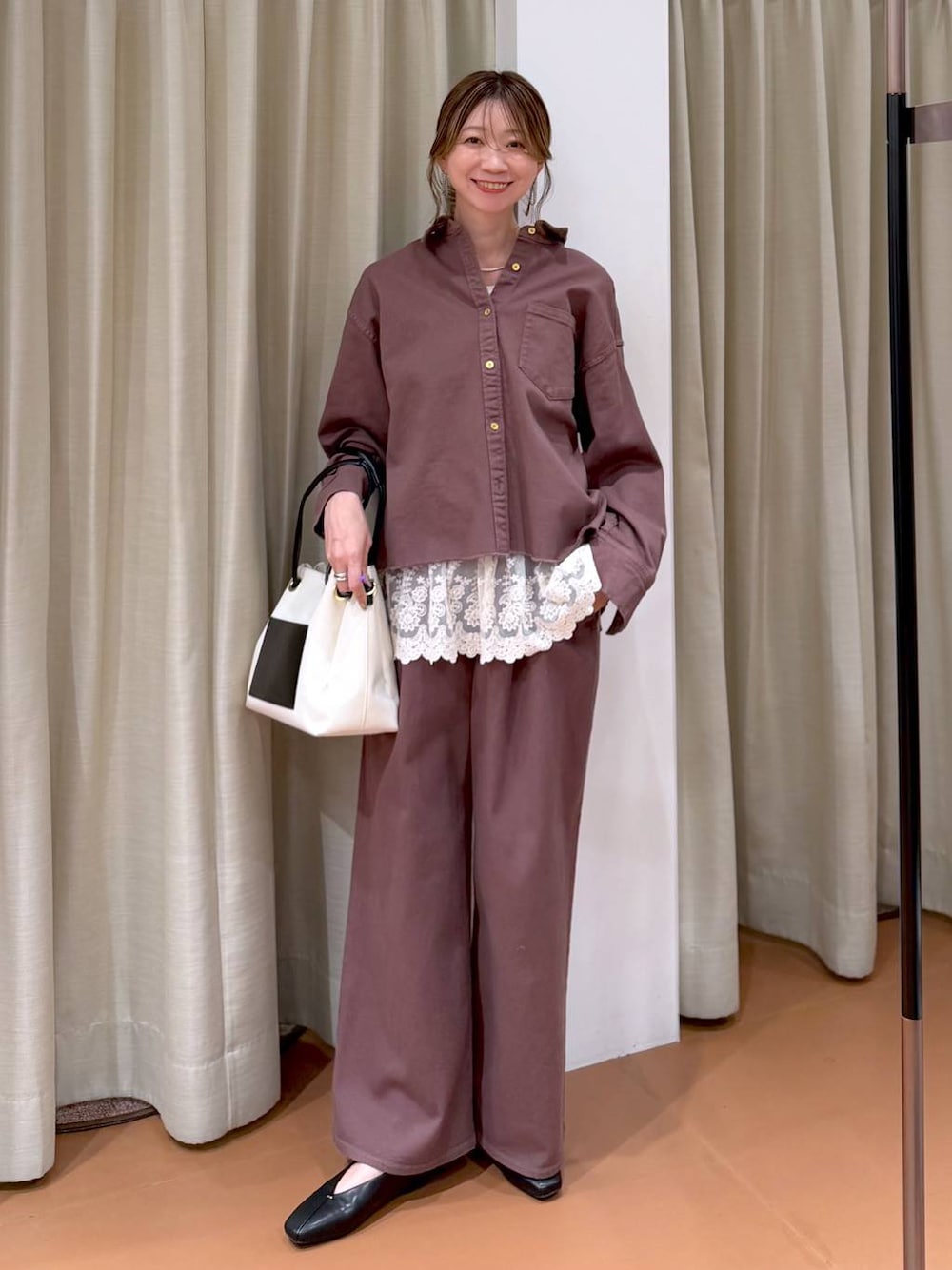 ブラック系のパンプス、ホワイト系のタンクトップ、ブラウン系のデニムパンツを着用したレディースの冬コーディネートの1枚目の写真