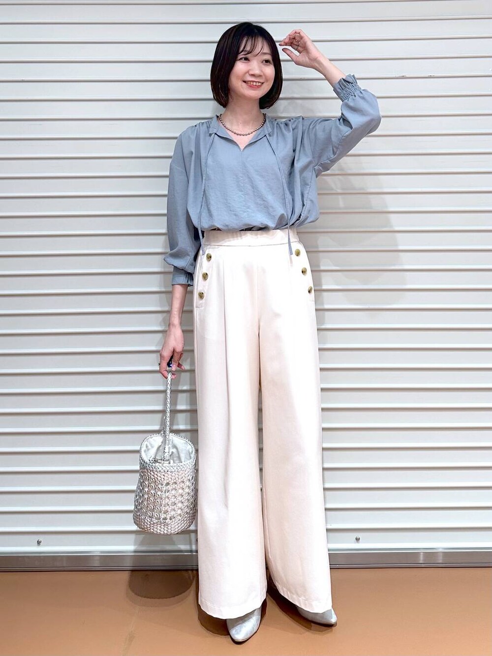 ブルー系のシャツ/ブラウス、シルバー系のパンプス、ホワイト系のその他パンツを着用したレディースの春コーディネートの1枚目の写真