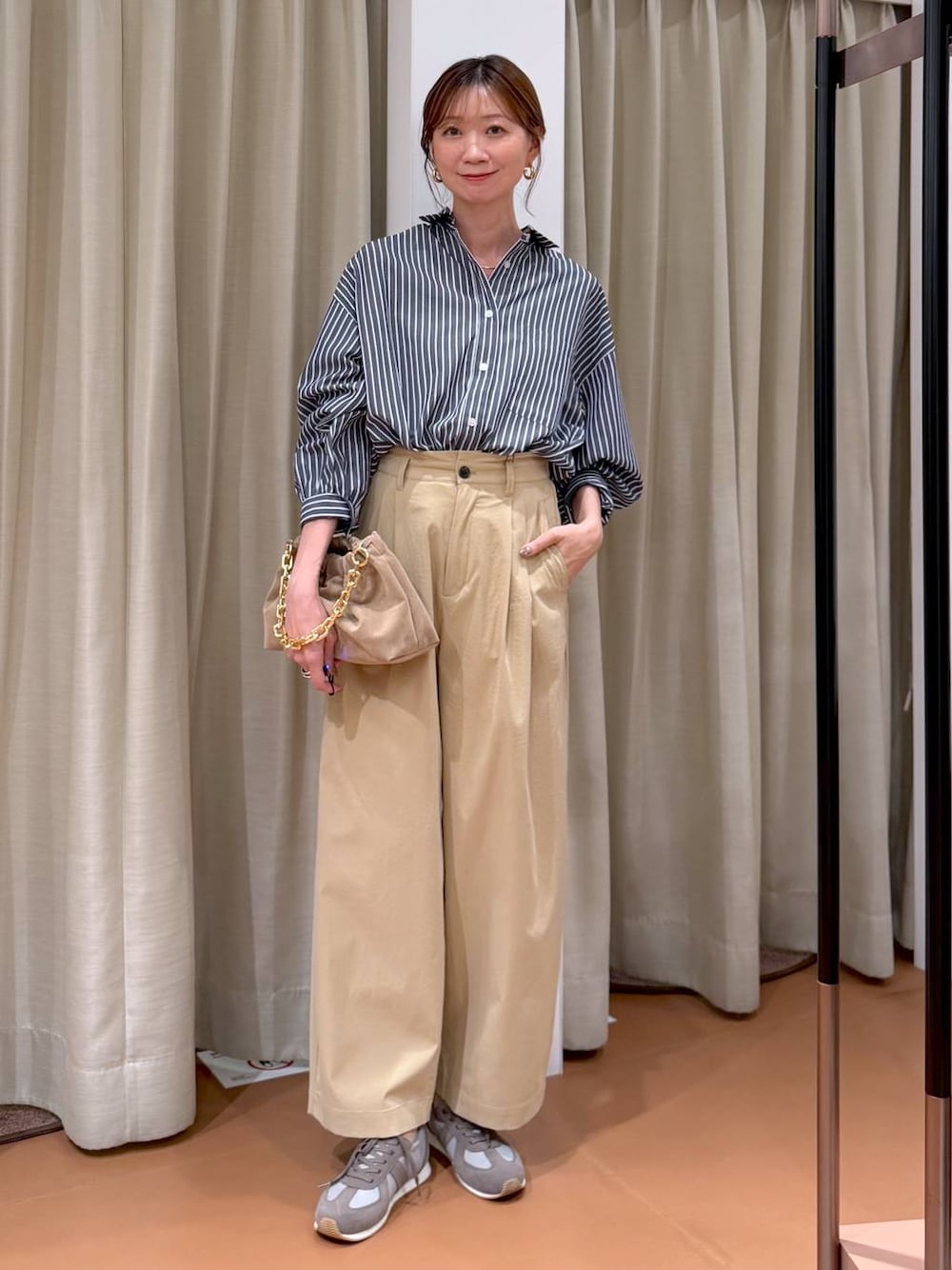 ベージュ系のその他パンツ、その他のシャツ/ブラウス、ベージュ系のショルダーバッグを着用したレディースの秋コーディネートの1枚目の写真