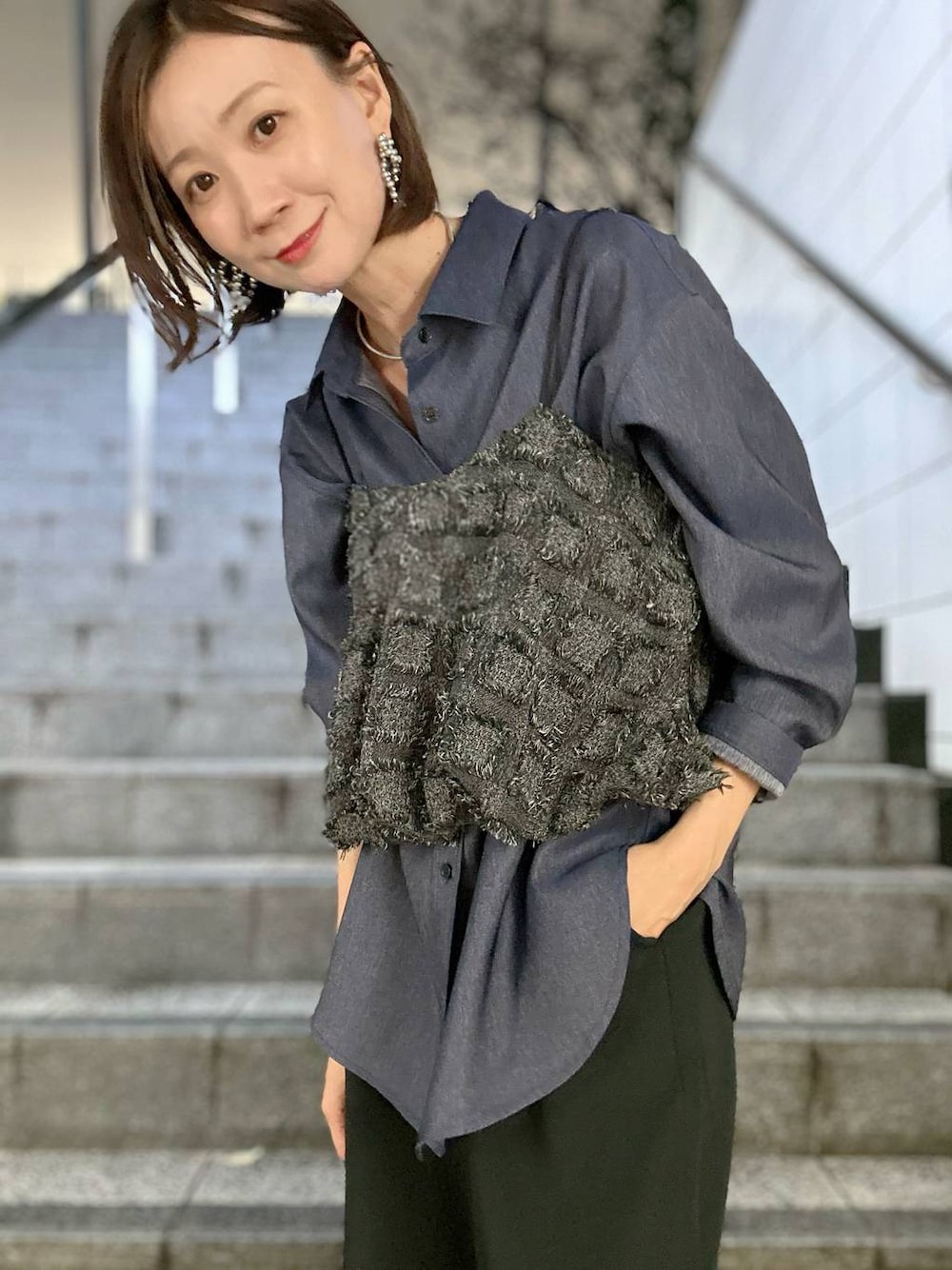 ブラック系のその他パンツ、ブルー系のシャツ/ブラウスを着用したレディースの秋コーディネートの1枚目の写真