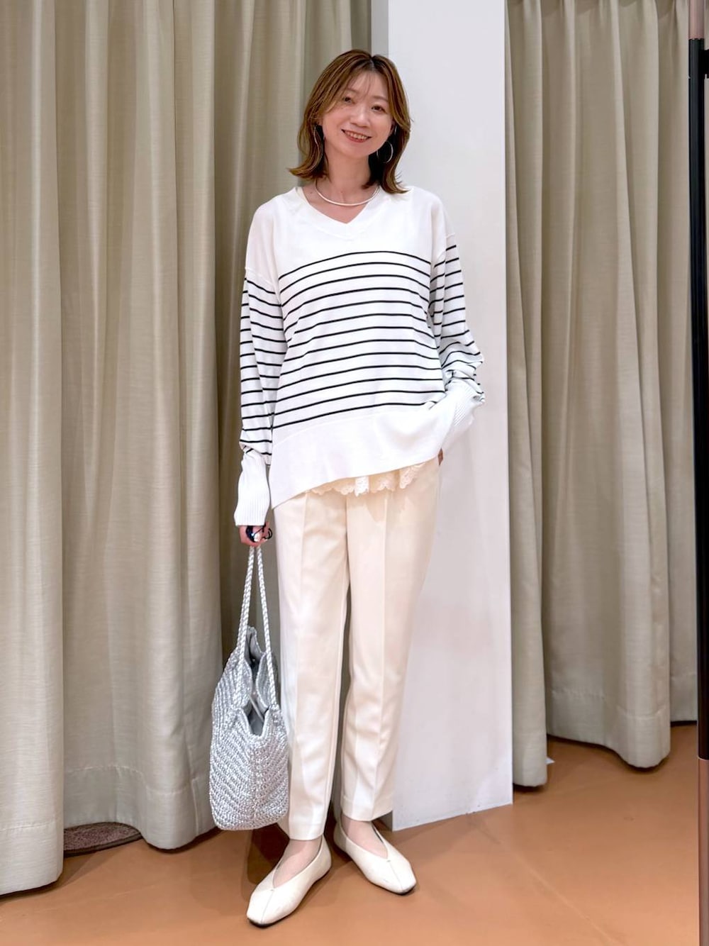 ホワイト系のその他パンツ、ホワイト系のパンプス、ホワイト系のタンクトップを着用したレディースの春コーディネートの1枚目の写真