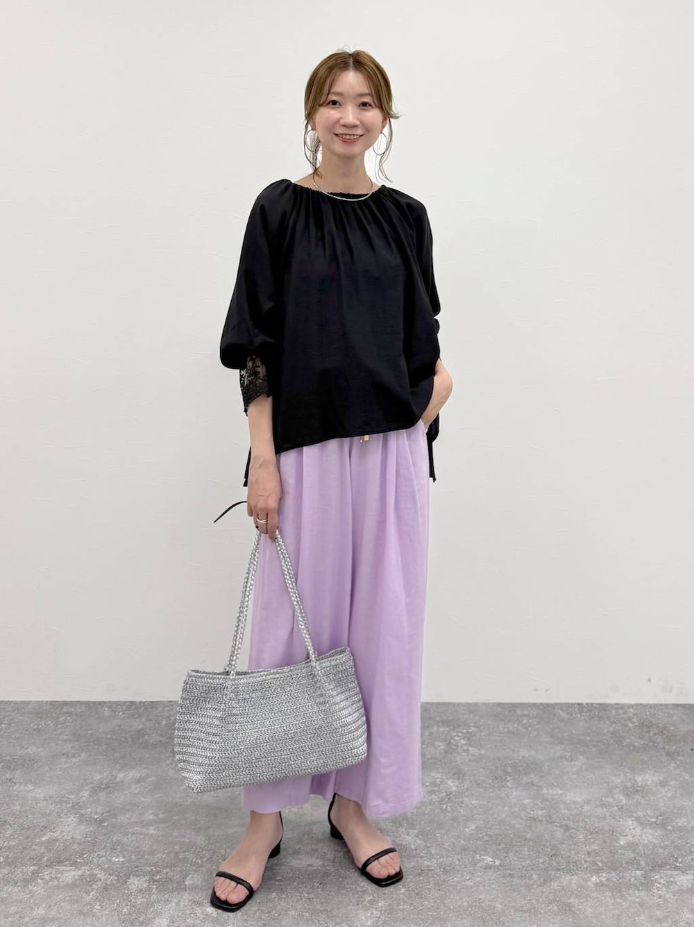 ピンク系のその他パンツ、ブラック系のシャツ/ブラウス、シルバー系のネックレスを着用したレディースの春コーディネートの1枚目の写真