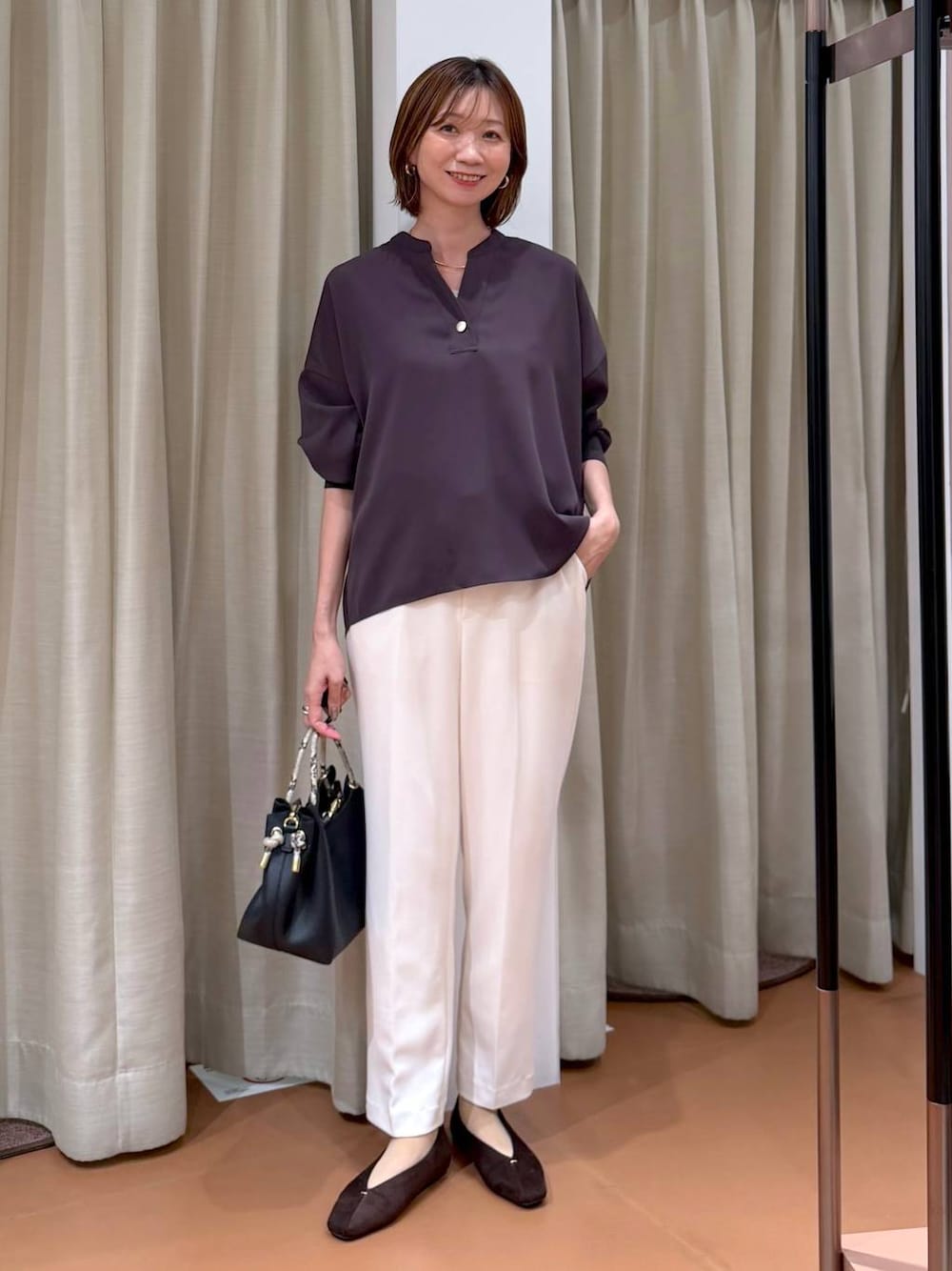 ホワイト系のその他パンツ、ブラウン系のシャツ/ブラウス、ブラウン系のパンプスを着用したレディースの秋コーディネートの1枚目の写真