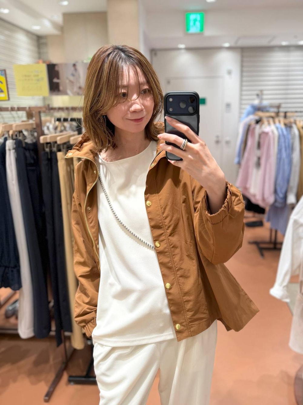 ホワイト系のその他パンツ、ホワイト系のTシャツ/カットソー、イエロー系のマウンテンパーカーを着用したレディースの春コーディネートの1枚目の写真