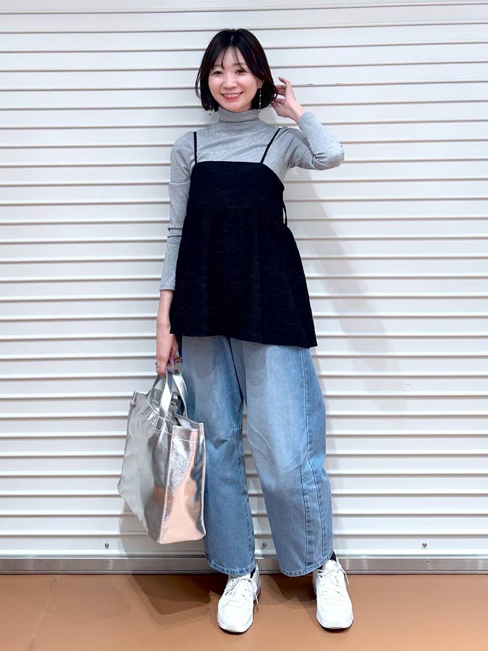 グレー系のTシャツ/カットソーを着用したレディースの春コーディネートの1枚目の写真