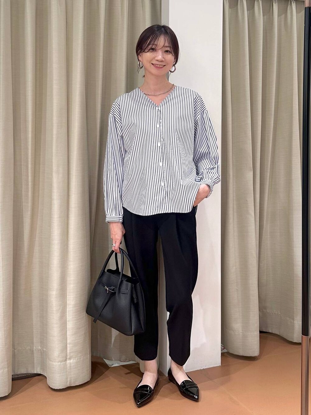 ブラック系のその他パンツ、ブルー系のシャツ/ブラウス、ブラック系のハンドバッグを着用したレディースの春コーディネートの1枚目の写真