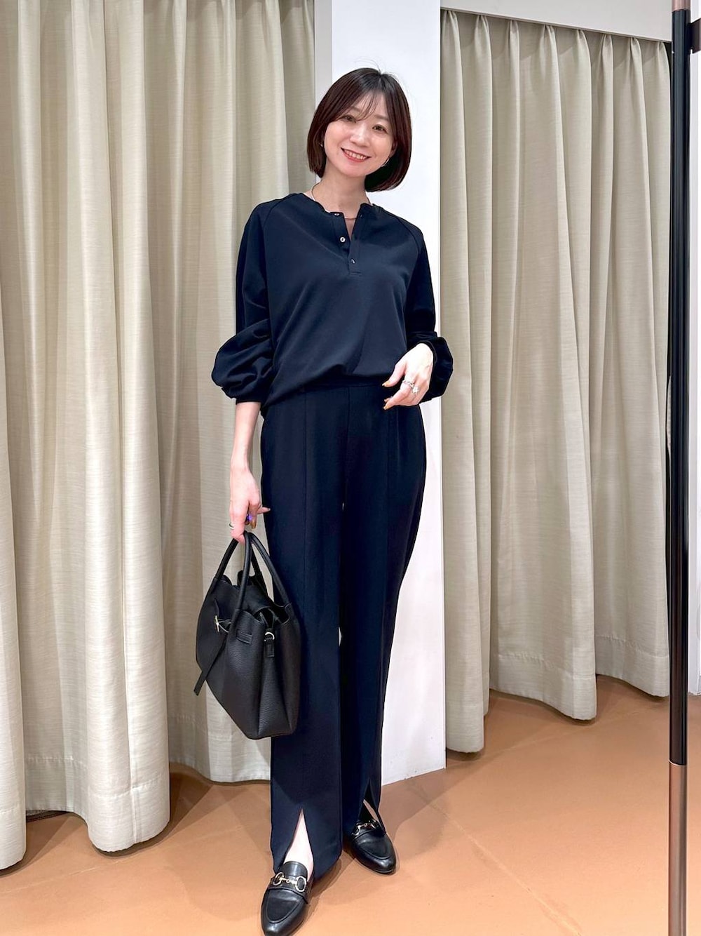 「高見え、フェミニン、きれいめ、Elura、休日コーデ、春コーデ、高身長、体型カバー、ゆったり、着痩せ・細見え、Over40スタッフ、大人カジュアル、セットアップ、ブラウス」｜「Eluraのビットローファー／242050（ローファー、ブラック系）」を使った、nami(Elura/ヤエチカ）さん（レディース・169cm）の冬コーディネートの1枚目の写真