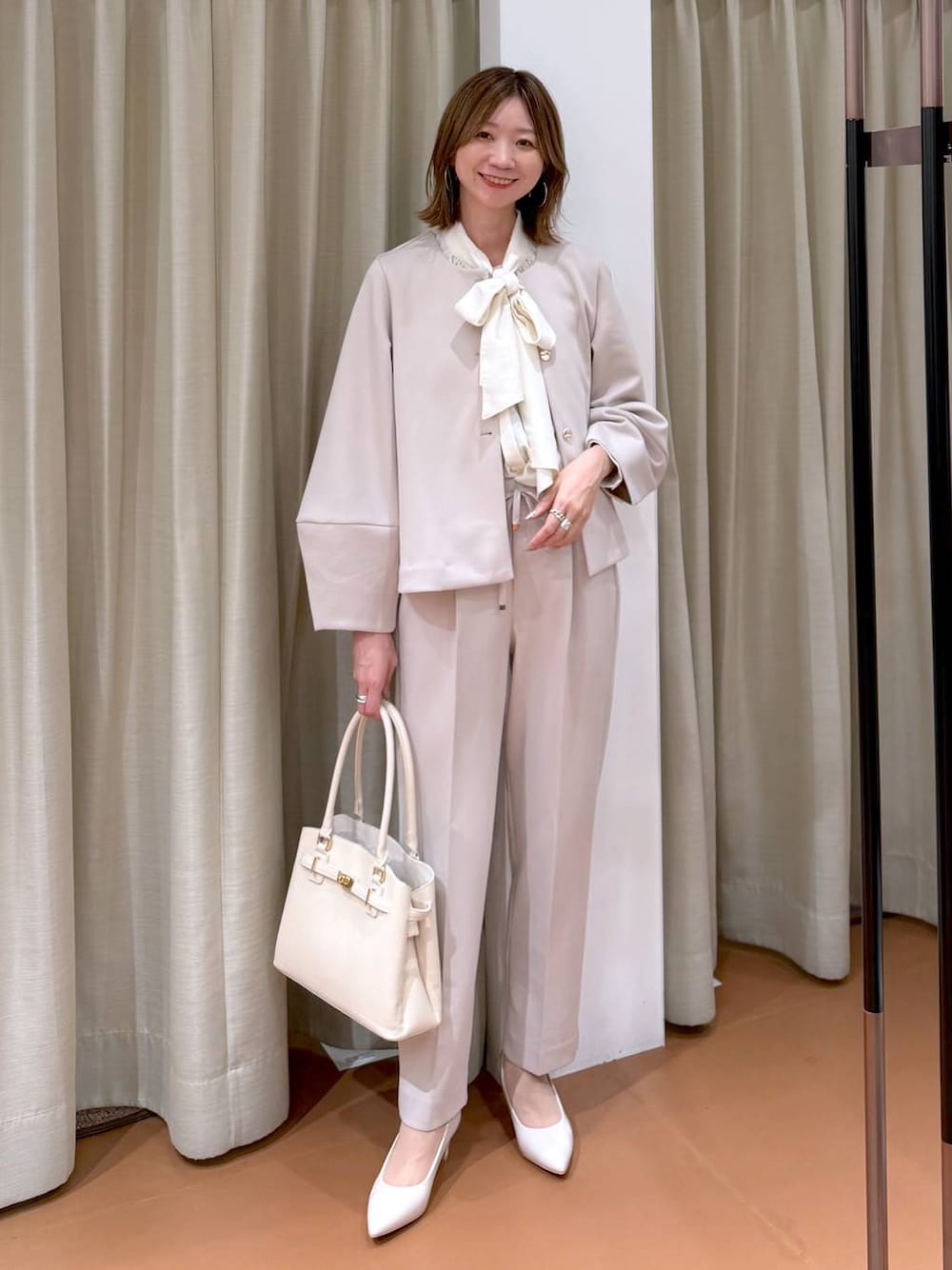 ベージュ系のパンプス、ベージュ系のその他パンツ、ベージュ系のノーカラージャケットを着用したレディースの冬コーディネートの1枚目の写真