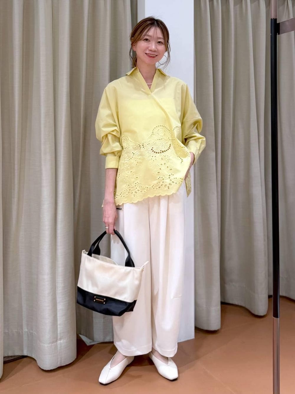 ホワイト系のパンプス、ホワイト系のその他パンツ、イエロー系のシャツ/ブラウスを着用したレディースの春コーディネートの1枚目の写真