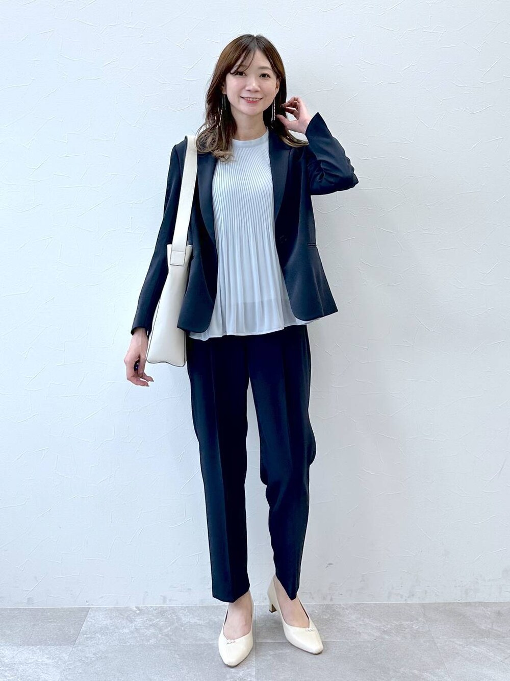 ブルー系のその他パンツ、ブルー系のその他パンツ、ブルー系のテーラードジャケットを着用したレディースの冬コーディネートの1枚目の写真