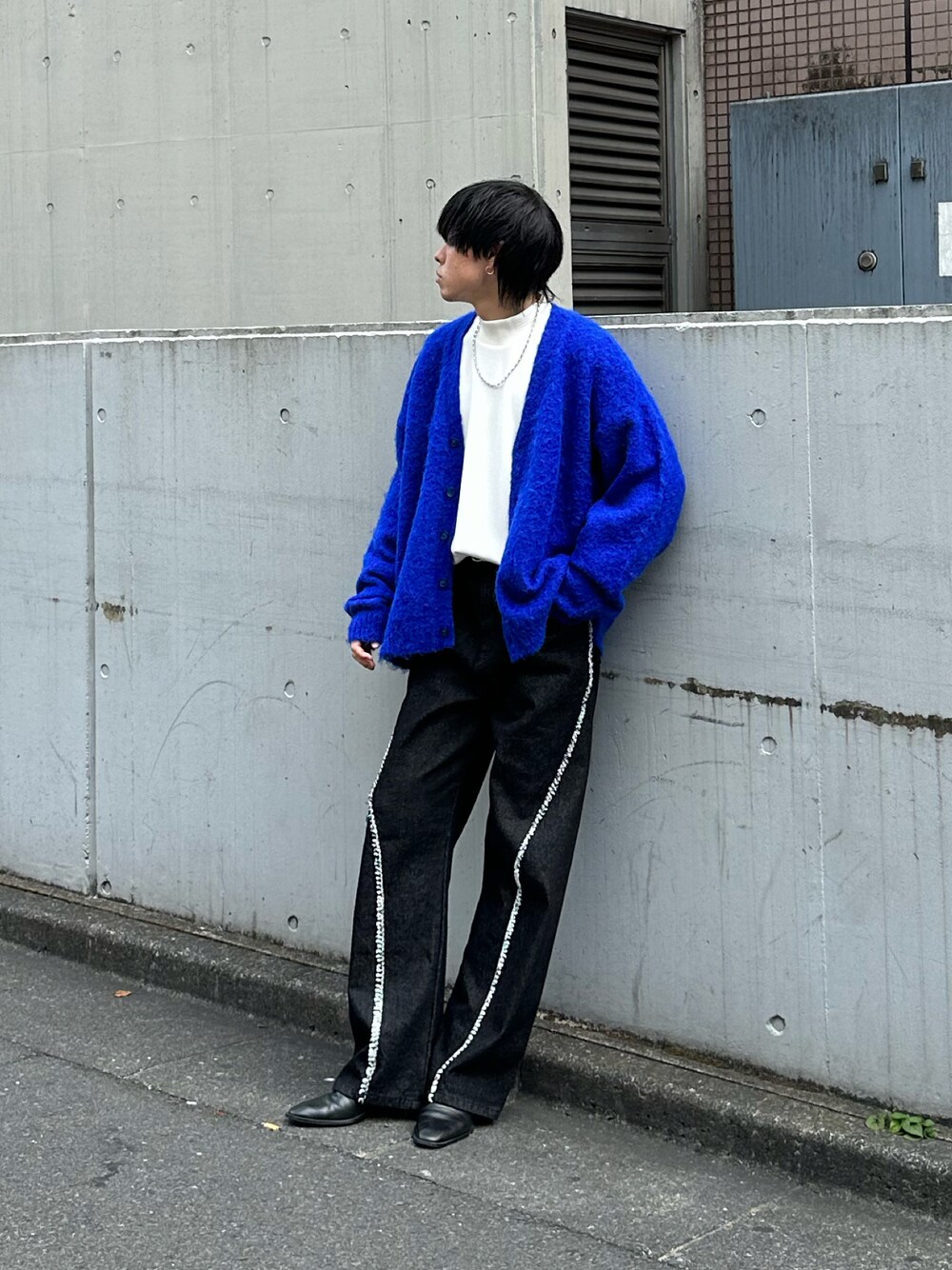 ホワイト系のTシャツ/カットソー、ブラック系のデニムパンツを着用したメンズの秋コーディネートの1枚目の写真