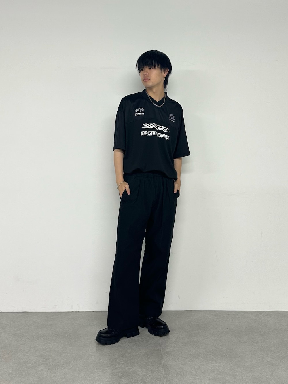 ブラック系のTシャツ/カットソー、ブラック系のその他パンツを着用したメンズの夏コーディネートの1枚目の写真