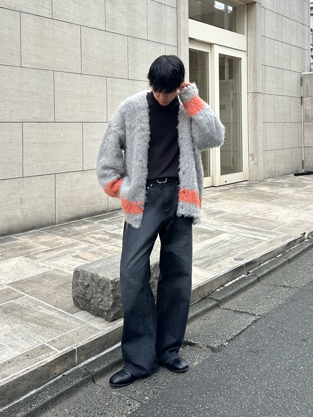 ブラック系のカーディガン/ボレロ、ブラック系のTシャツ/カットソー、ブラック系のデニムパンツを着用したメンズの秋コーディネートの1枚目の写真