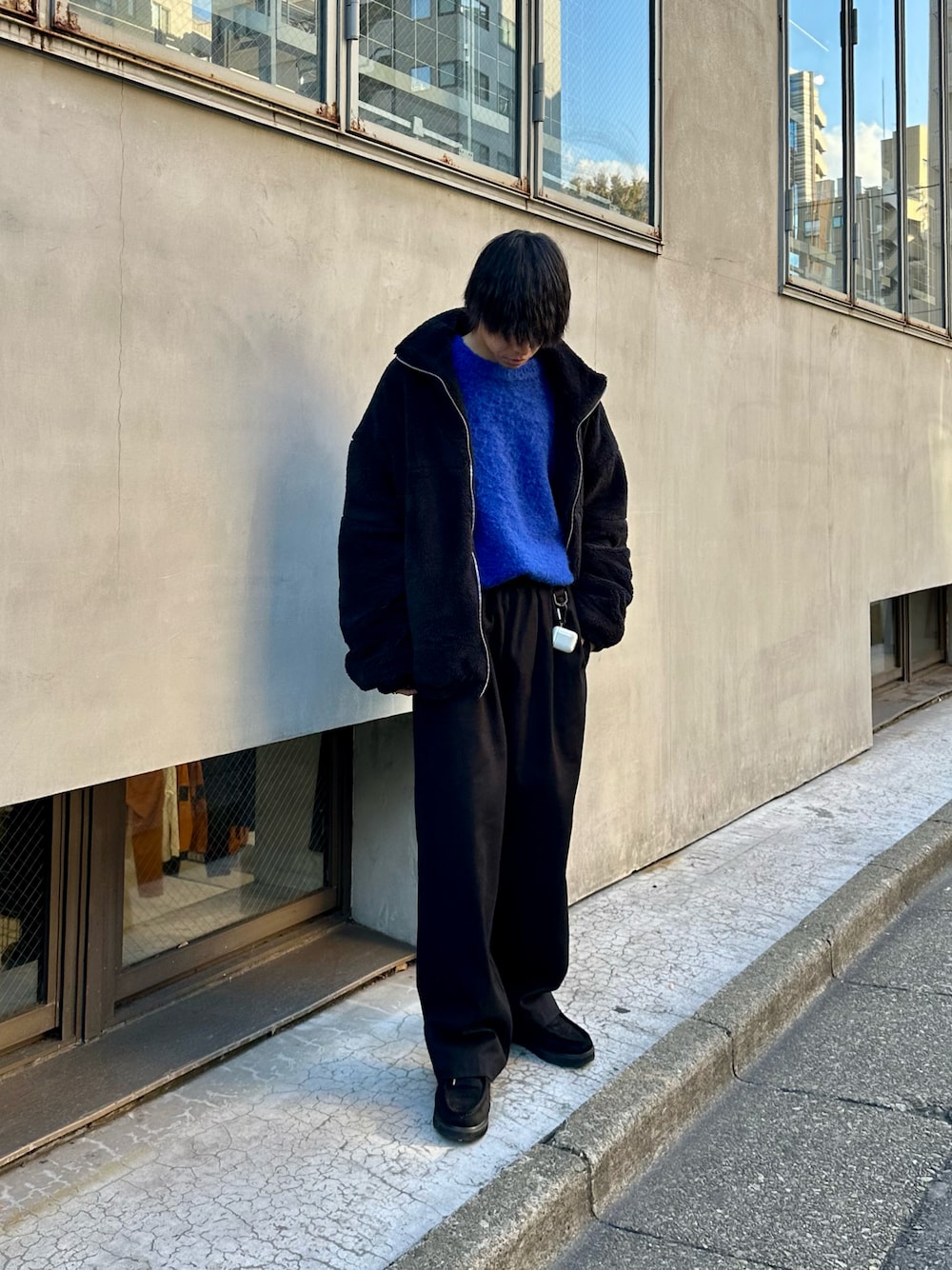 ブラック系のジャケット/アウター、ブルー系のニット/セーター、ブラック系のその他パンツを着用したメンズの秋コーディネートの1枚目の写真