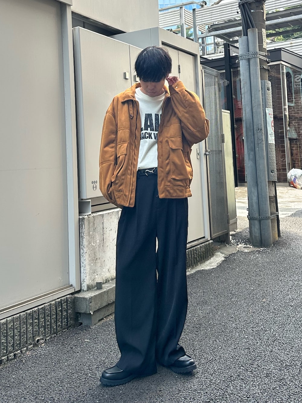 イエロー系のブルゾン、ブラック系のスラックス、ホワイト系のTシャツ/カットソーを着用したメンズの秋コーディネートの1枚目の写真