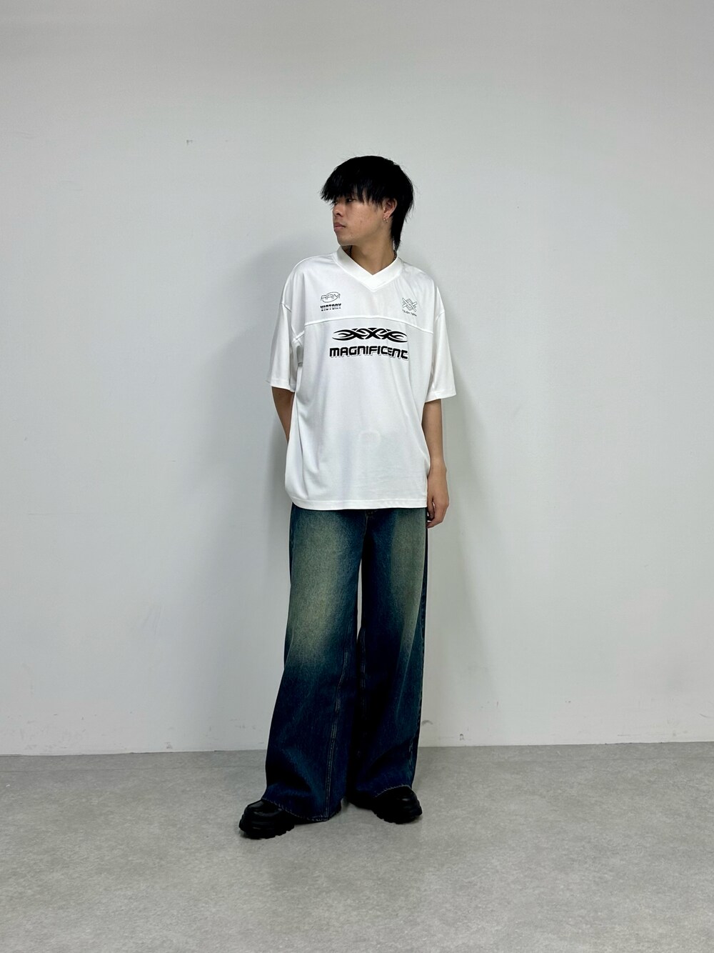 ホワイト系のTシャツ/カットソー、ブルー系のデニムパンツを着用したメンズの夏コーディネートの1枚目の写真