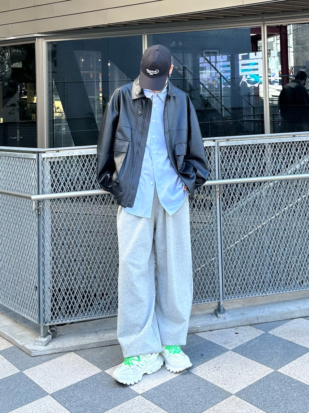 ブラック系のブルゾン、ブルー系のシャツ/ブラウス、グレー系のスウェットパンツを着用したメンズの冬コーディネートの1枚目の写真