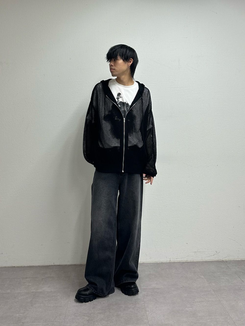 ブラック系のパーカー、ホワイト系のTシャツ/カットソー、ブラック系のデニムパンツを着用したメンズの夏コーディネートの1枚目の写真