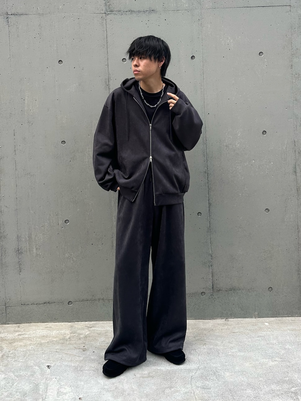 グレー系のパーカー、グレー系のスウェットパンツ、シルバー系のネックレスを着用したメンズの秋コーディネートの1枚目の写真