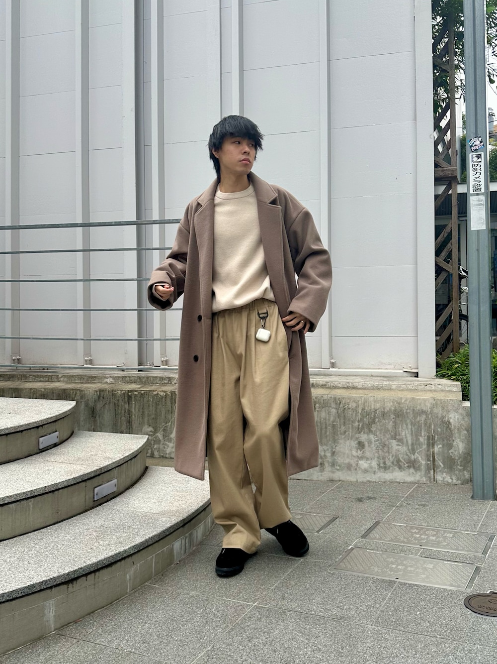 ベージュ系のその他アウター、ベージュ系のニット/セーター、ベージュ系のその他パンツを着用したメンズの秋コーディネートの1枚目の写真