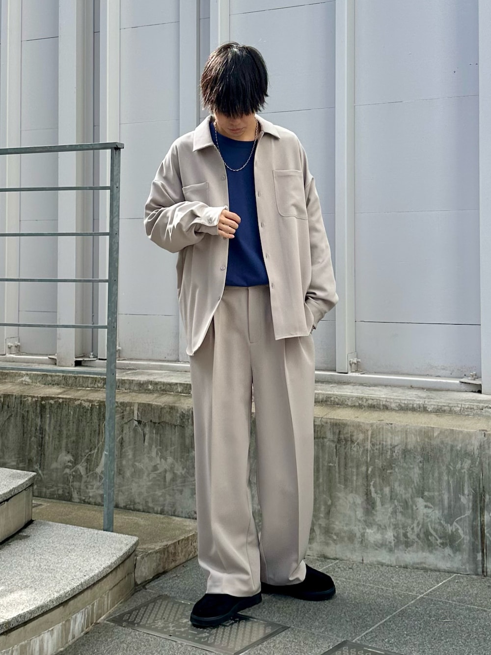 ベージュ系のシャツ/ブラウス、ブルー系のTシャツ/カットソー、ベージュ系のスラックスを着用したメンズの秋コーディネートの1枚目の写真