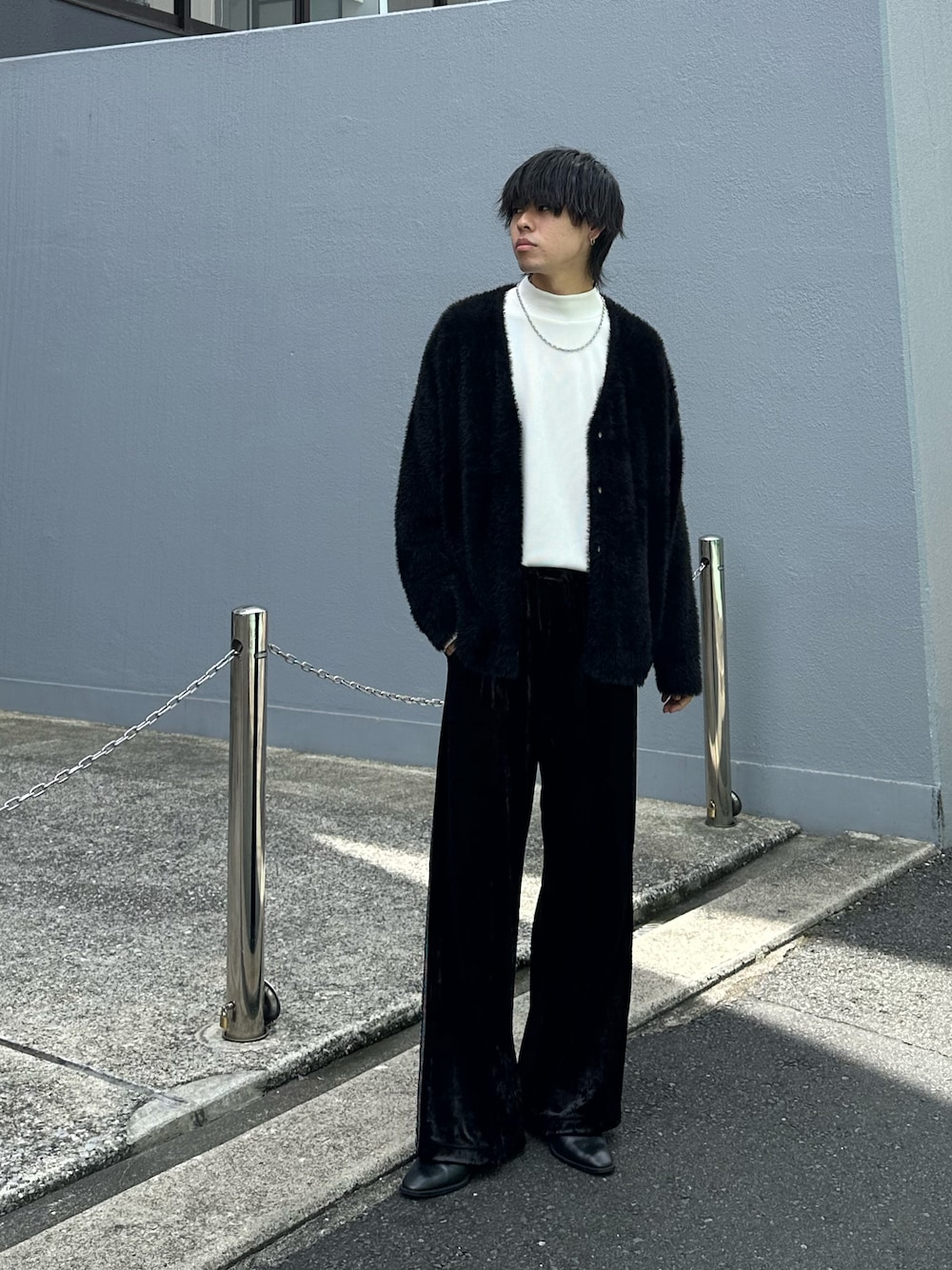 ブラック系のカーディガン/ボレロ、ホワイト系のTシャツ/カットソー、ブラック系のその他パンツを着用したメンズの秋コーディネートの1枚目の写真