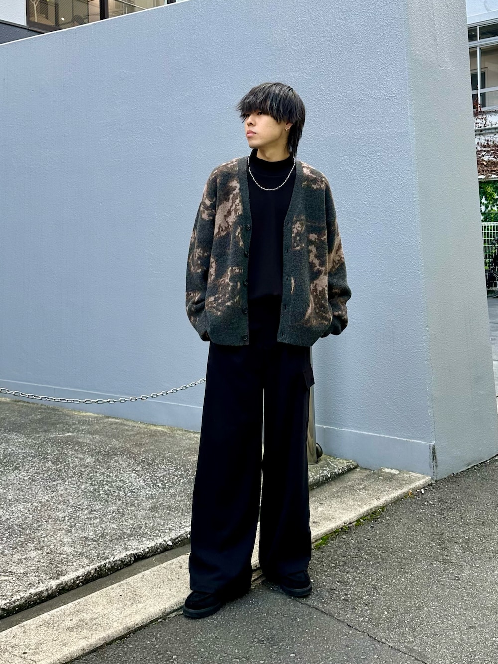 グレー系のカーディガン/ボレロ、ブラック系のTシャツ/カットソー、ブラック系のカーゴパンツを着用したメンズの秋コーディネートの1枚目の写真