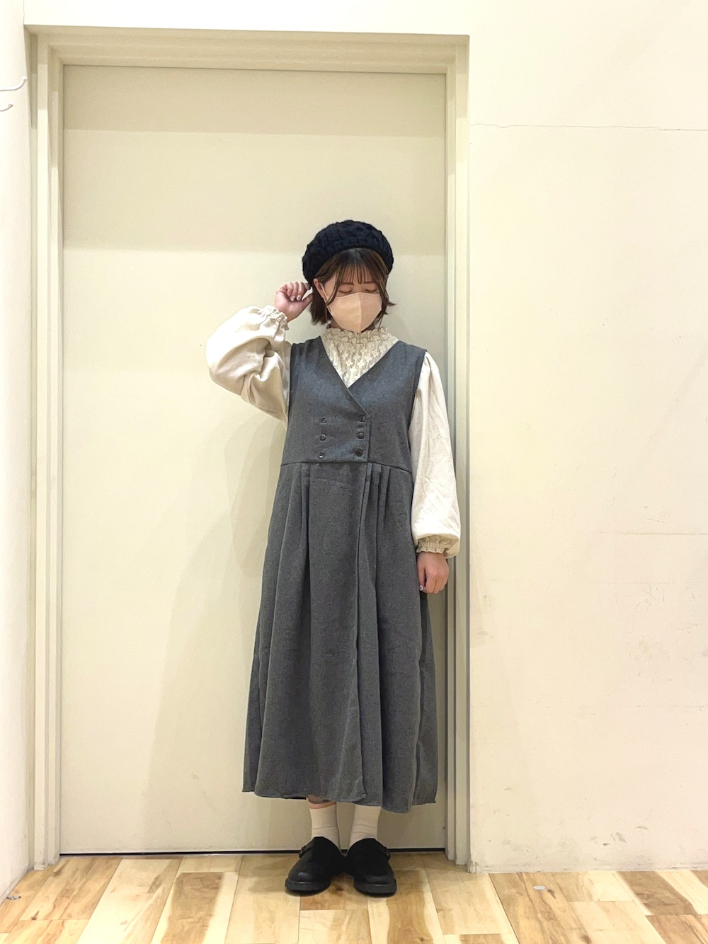 ホワイト系のシャツ/ブラウス、グレー系のワンピース、ブラック系のサンダルを着用したレディースの冬コーディネートの1枚目の写真