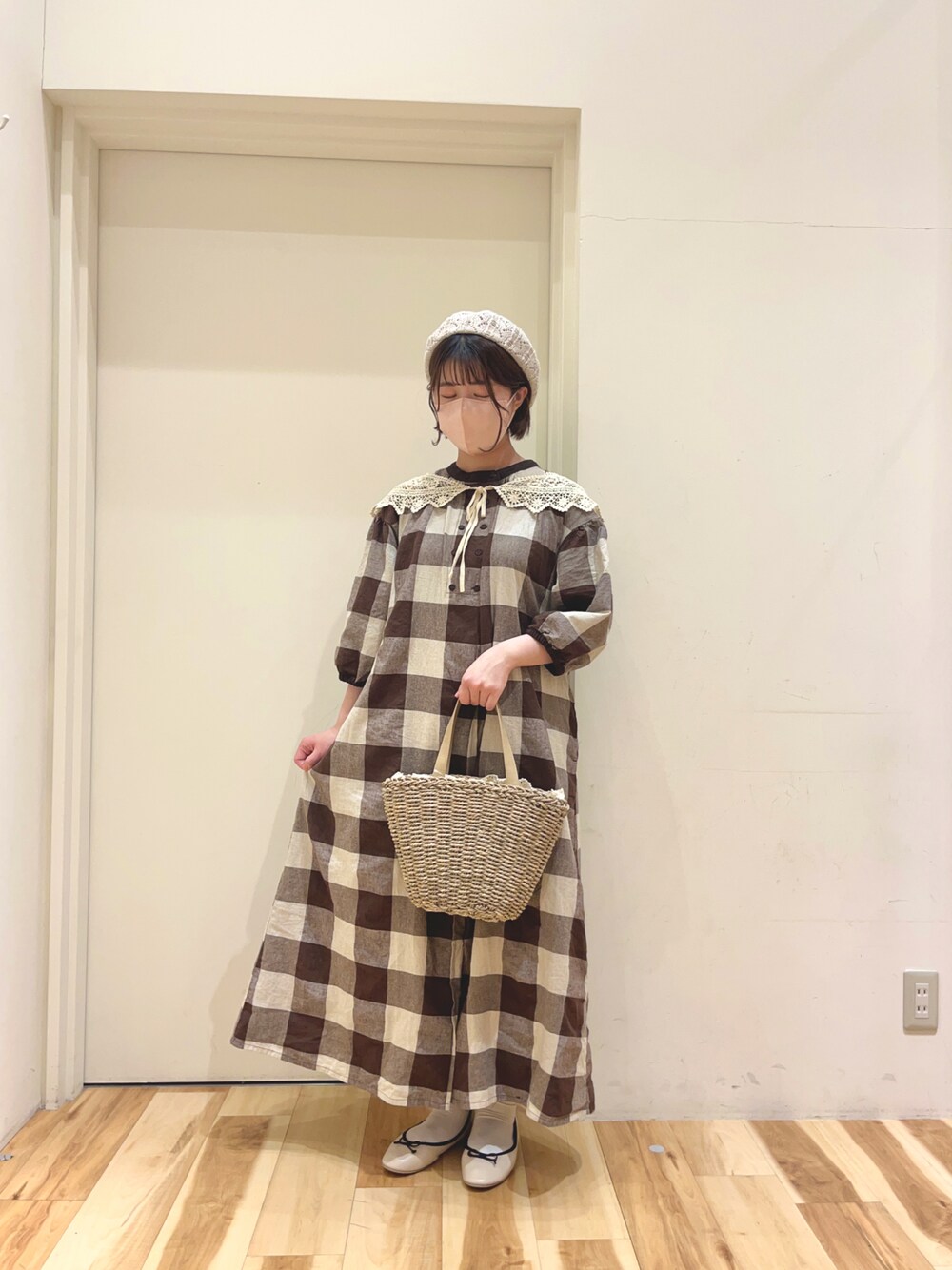 「サマンサ モスモス(Samansa Mos2)、SM2、Samansa Mos2、ベレー帽、つけ襟、チェックワンピース、ワンピース、パンプス、かごバッグ、ナチュラル、ガーリー、春夏コーデ、ワンピーススタイル、ワントーンコーデ」｜「Samansa Mos2の透かし編みベレー帽（ハット、ベージュ系）」を使った、きしもとさん（レディース・155cm）の春コーディネートの1枚目の写真