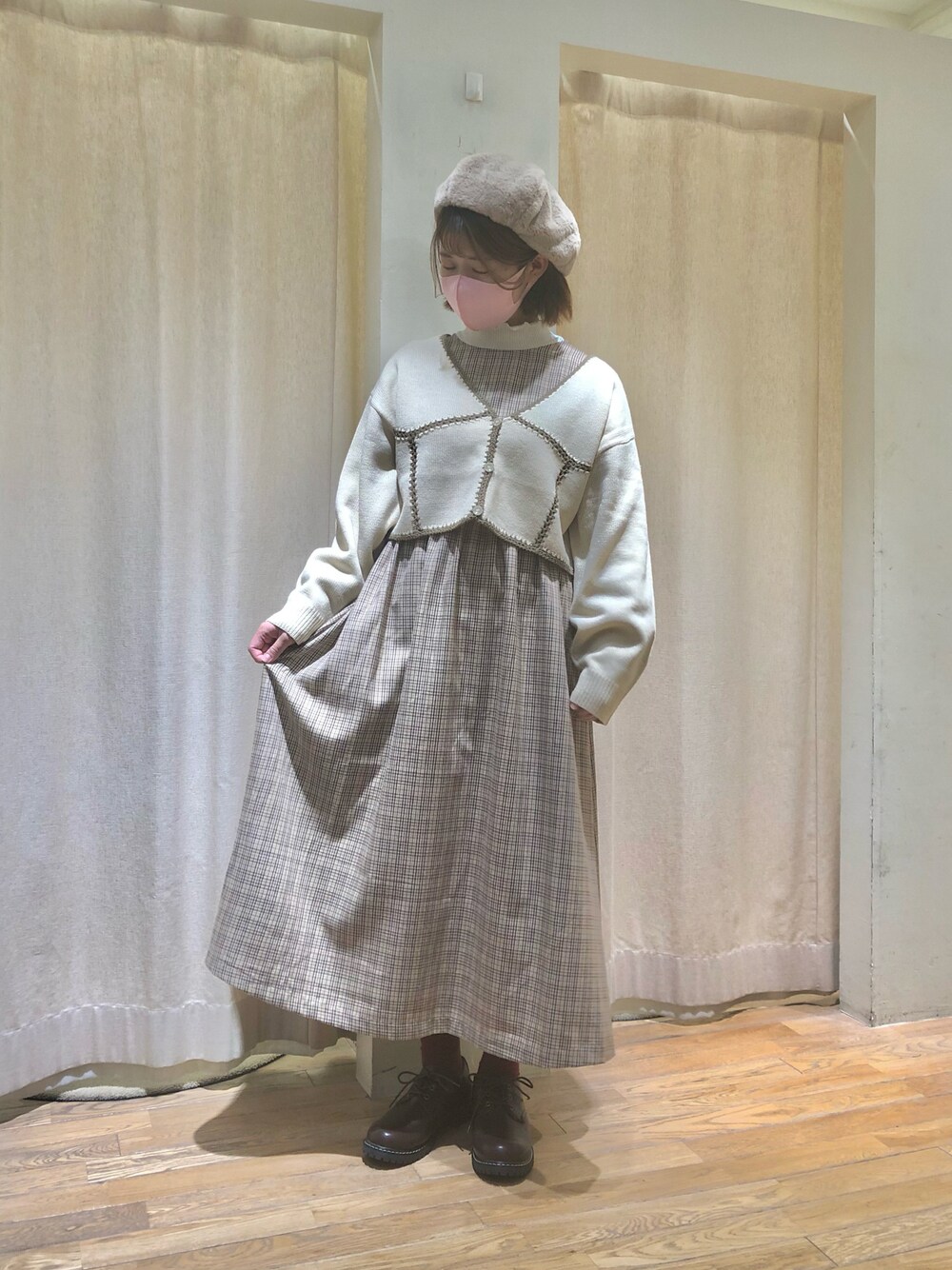 「カーディガン、ワンピース、ワントーンコーデ、ベレー帽、秋のコーデ、ガーリー、チェックワンピース、低身長、ehka sopo、大人ガーリー、淡色コーデ、エヘカソポ」｜「ehka sopoのエコファーベレー（ハンチング/ベレー帽、ベージュ系）」を使った、きしもとさん（レディース・155cm）の秋コーディネートの1枚目の写真