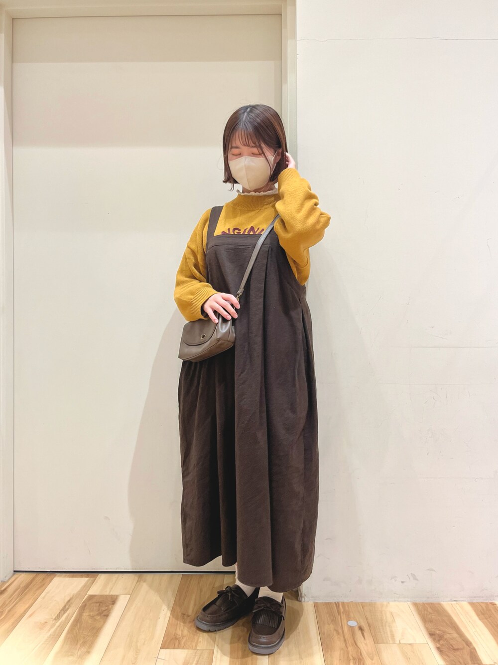 「SM2、サマンサ モスモス(Samansa Mos2)、サマンサモスモス、ジャンパースカート、ロゴニット、シャーリングブラウス、ローファー、フリンジ、ショルダーバッグ、秋冬コーデ、ラクチンコーデ、オーバーサイズ」｜「Samansa Mos2のチェーン刺繍ロゴニット（ニット/セーター、イエロー系）」を使った、きしもとさん（レディース・155cm）の秋コーディネートの1枚目の写真