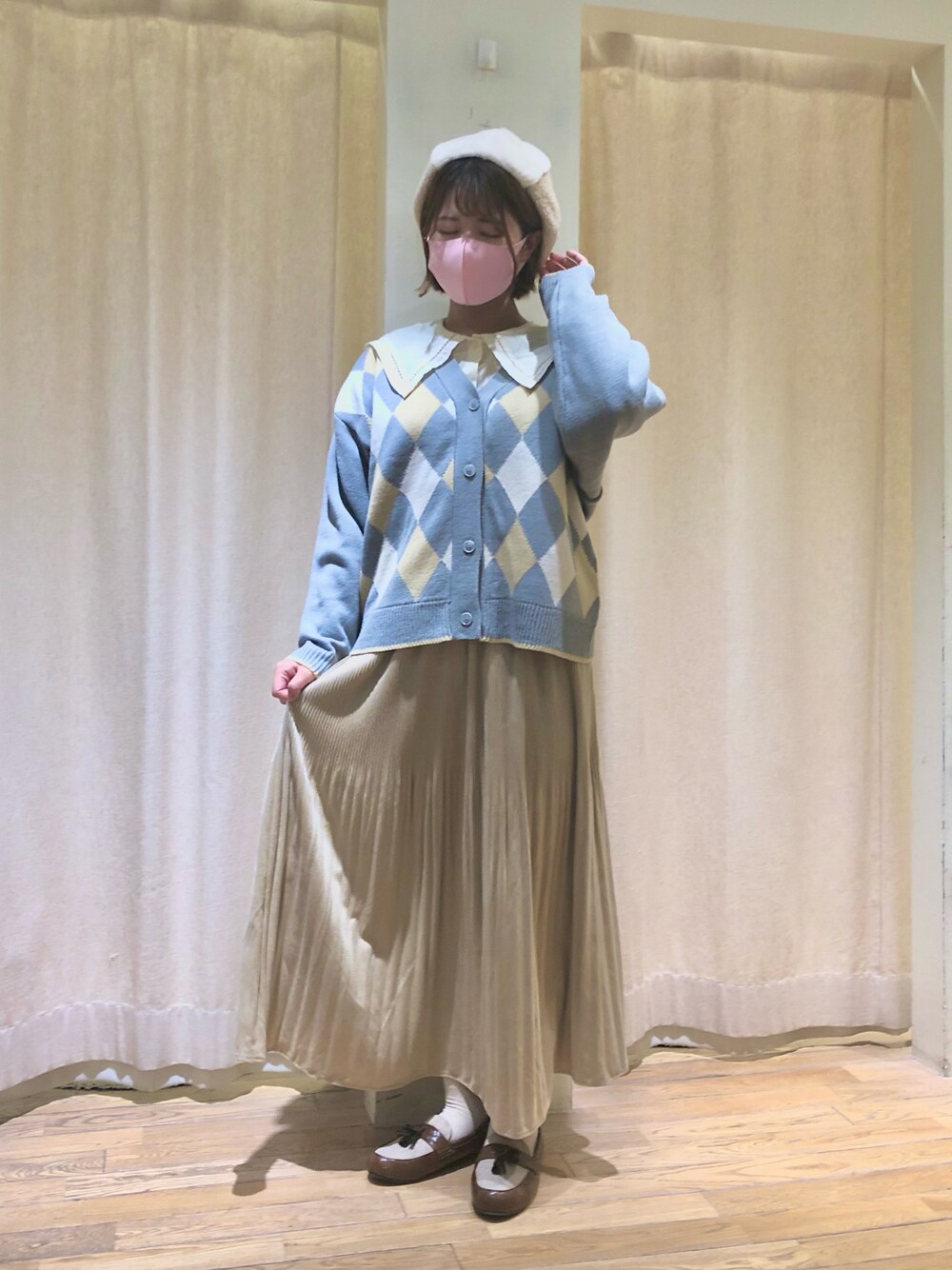 「ehka sopo、エヘカソポ、ダイヤ柄、カーディガン、襟付きトップス、ベレー帽、大人カジュアル、低身長、大人ガーリー、プリーツスカート、ローファー」｜「ehka sopoのパッチワークベレー（ハンチング/ベレー帽、ホワイト系）」を使った、きしもとさん（レディース・155cm）の冬コーディネートの1枚目の写真