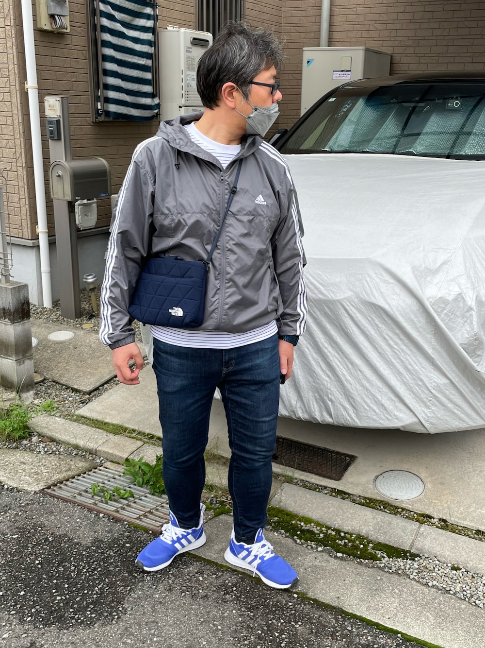 「ライトアウター」｜「adidasのエッセンシャルズプラス 3ストライプ ウィンドブレーカージャケット/ アディダス adidas（ナイロンジャケット、グレー系）」を使った、yukky19811214さん（メンズ・175cm）の春コーディネートの1枚目の写真