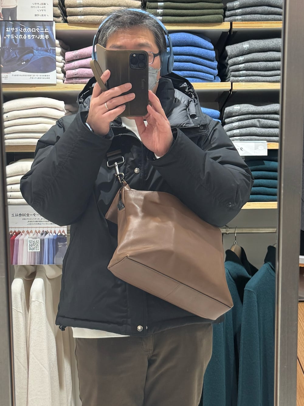 COACHのショルダーバッグ（ブラウン系）を使った人気ファッション