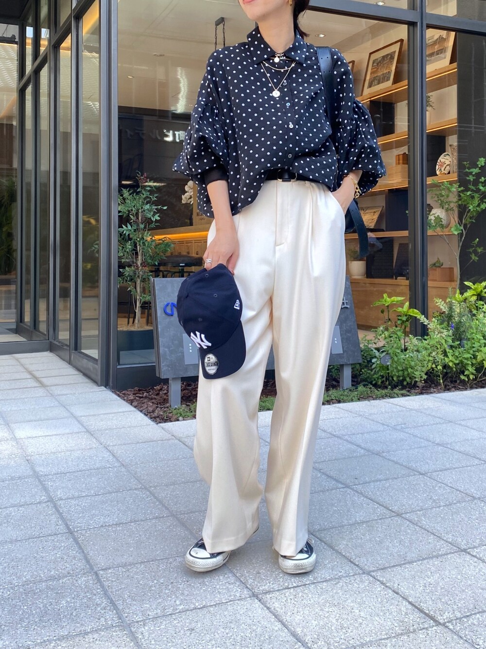 ブラック系のシャツ/ブラウスを着用したレディースの秋コーディネートの1枚目の写真