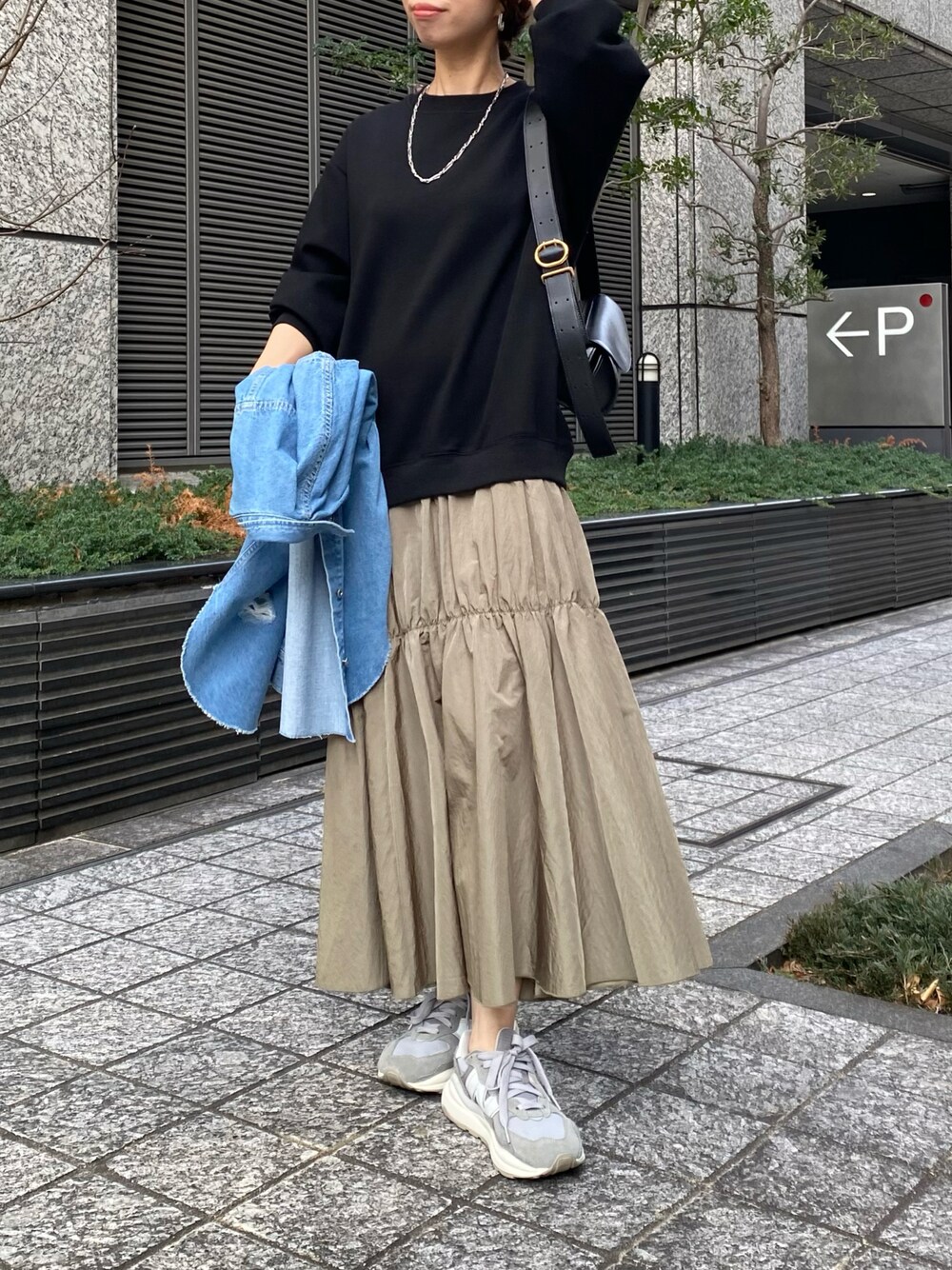 「春、カジュアルコーデ、おでかけコーデ、シンプルスタイル、大人かわいい、大人女子、きれいめカジュアル、春コーデ、24SS春の新作、ワンピース、大人ワンピ、ドッキングワンピ、スニーカー、スニーカーコーデ、スニーカー女子」｜「DouDouのバックジップドッキングワンピース（ワンピース、ブラック系）」を使った、doudouminaさん（レディース・163cm）の冬コーディネートの1枚目の写真