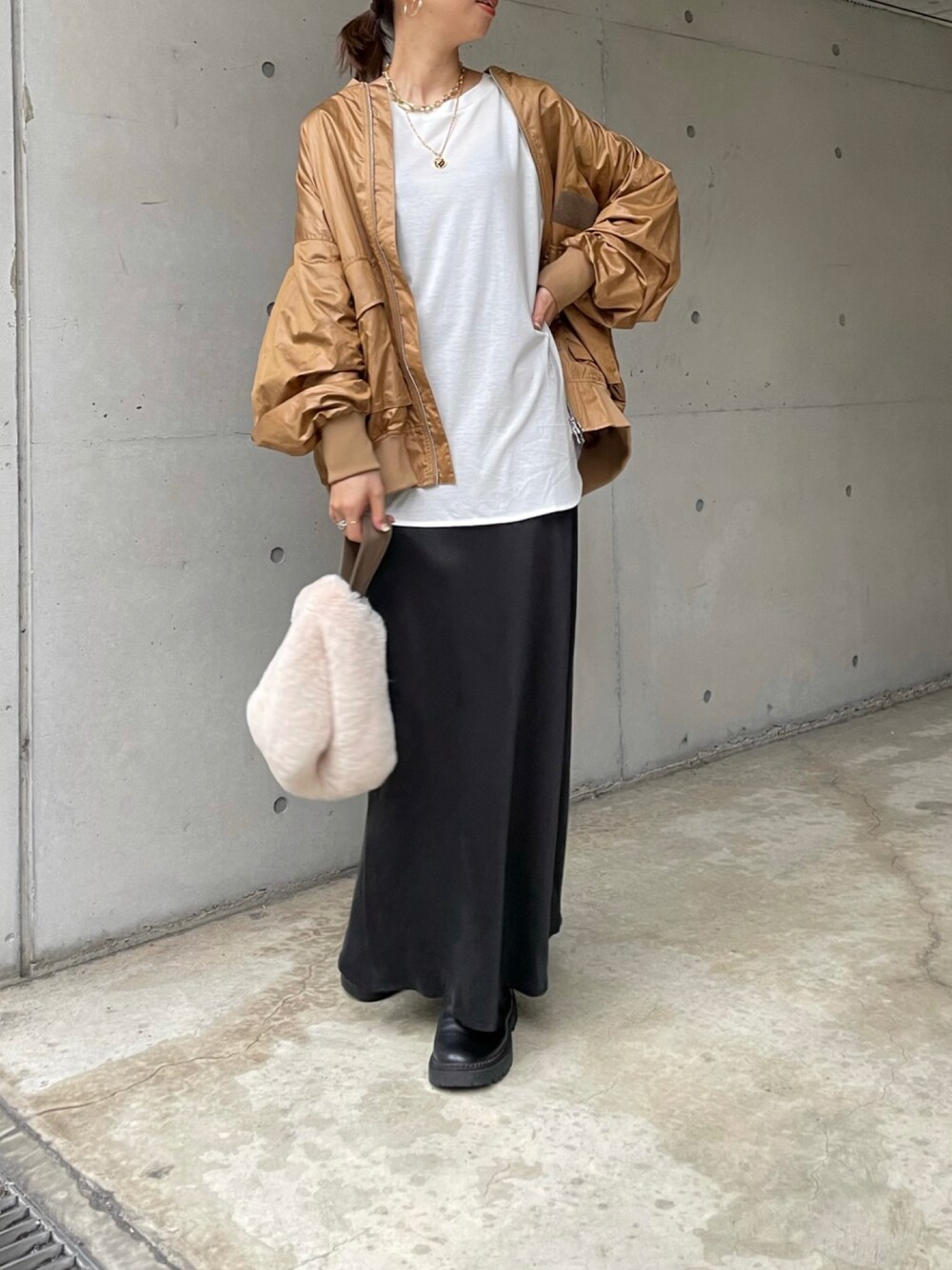 「ラブアンドピース2021、秋服準備はじめました、大人カジュアル、シンプル、カジュアルコーデ、秋服、オトナ女子、ロングスカート、ブルゾン、ショートブーツ、マーメイドスカート、MA-1、休日スタイル、ブーツ、キャメルアウター」｜「DouDouのフェイクレッキスBAG（ハンドバッグ、ベージュ系）」を使った、doudouminaさん（レディース・163cm）の秋コーディネートの1枚目の写真