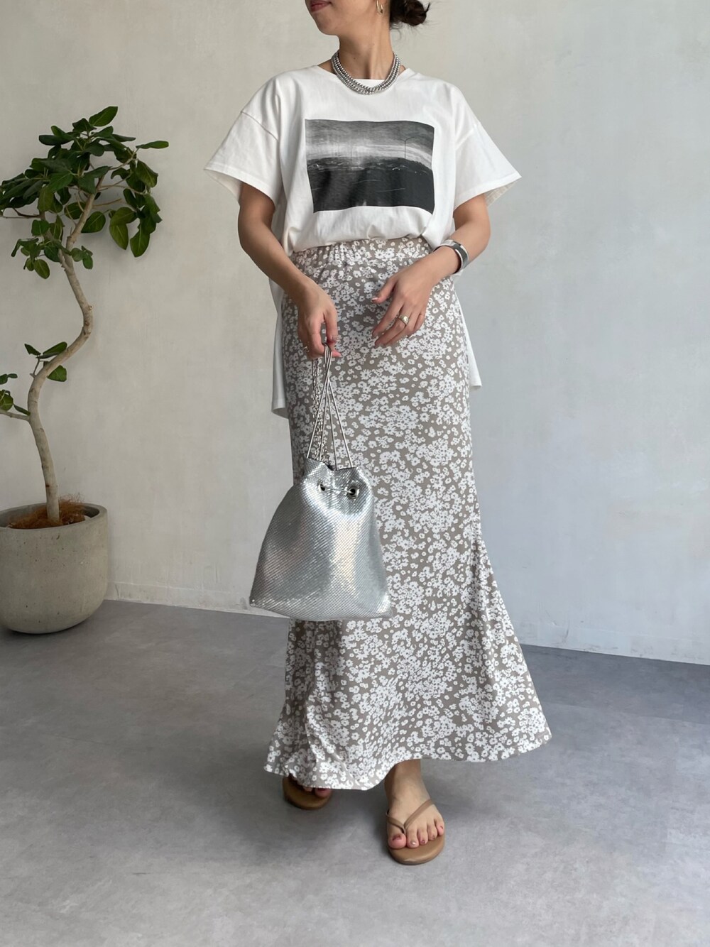 ホワイト系のTシャツ/カットソー、ベージュ系のスカート、シルバー系のショルダーバッグを着用したレディースの春コーディネートの1枚目の写真
