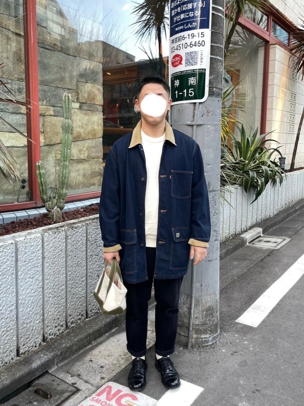「真冬のあったかスタイル、革靴、sanders、デニムジャケット、UNIQLO、Levi's、ニット、GAP、LL.Bean、ミニトート、ミリタリー」｜「SANDERSのSANDERS(サンダース） MILITARY DERBY SHOE 1128（ドレスシューズ、ブラック系）」を使った、OKAMEMANさん（メンズ・170cm）の冬コーディネートの1枚目の写真