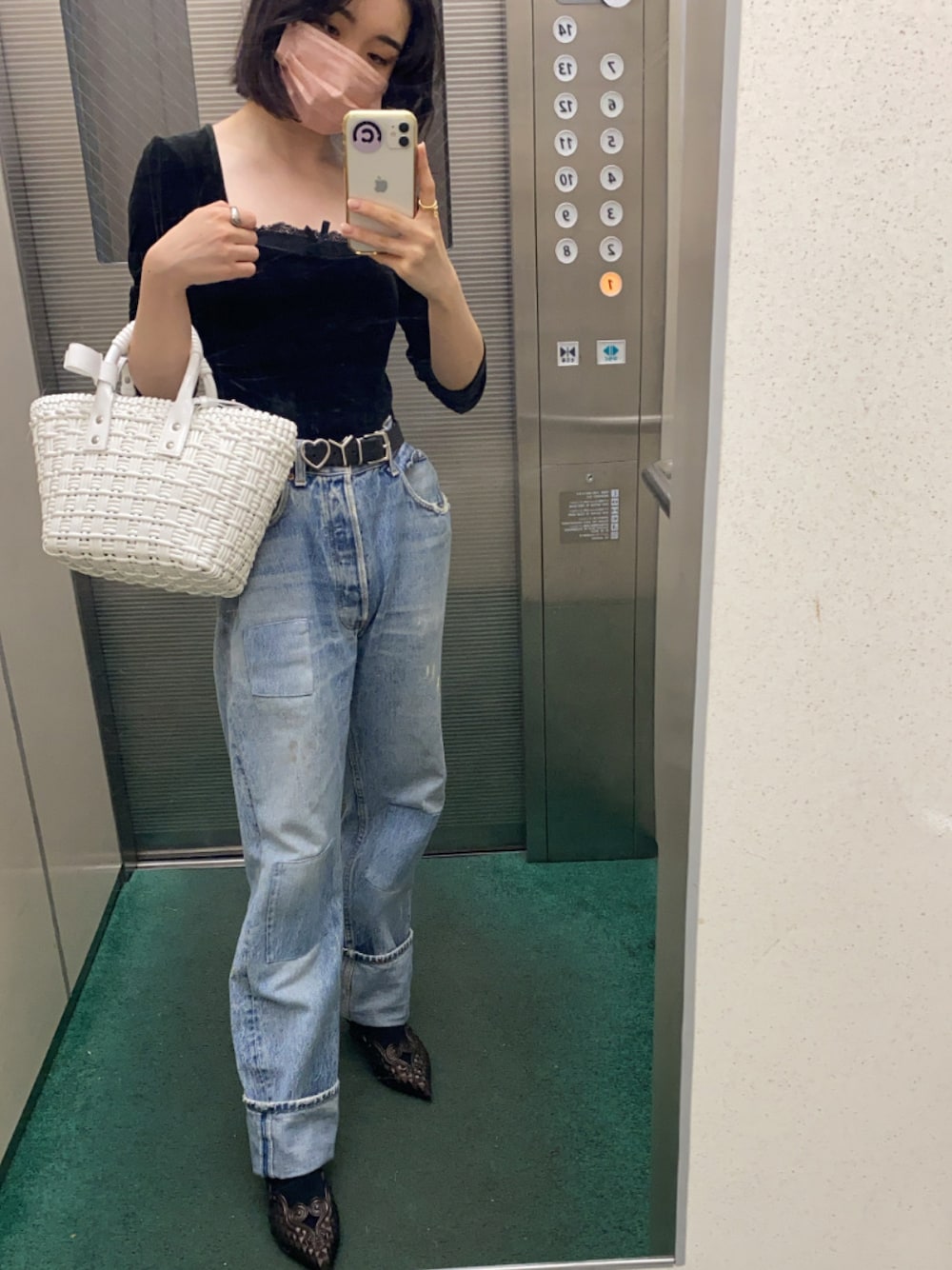「used、used mix、levis 501、y/project、BALENCIAGA、denim、ベロア、ベロアトップス、autumn、秋コーデ」｜「BALENCIAGAのアイテム（ハンドバッグ、ホワイト系）」を使った、yoshimofukoさん（レディース・153cm）の秋コーディネートの1枚目の写真