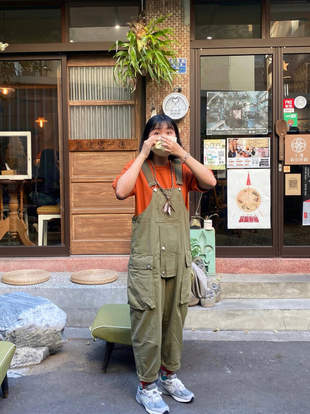 「New Balance、今日の服、ootd、outfit、球鞋、outfitoftheday、nb993、工裝、goopi、GOOPiMADE、街頭穿搭、nb有毒、工裝穿搭、吊帶褲、每日穿搭」｜「NEW BALANCEのアイテム（スニーカー、グレー系）」を使った、uuxiauuさん（レディース・165cm）の秋コーディネートの1枚目の写真