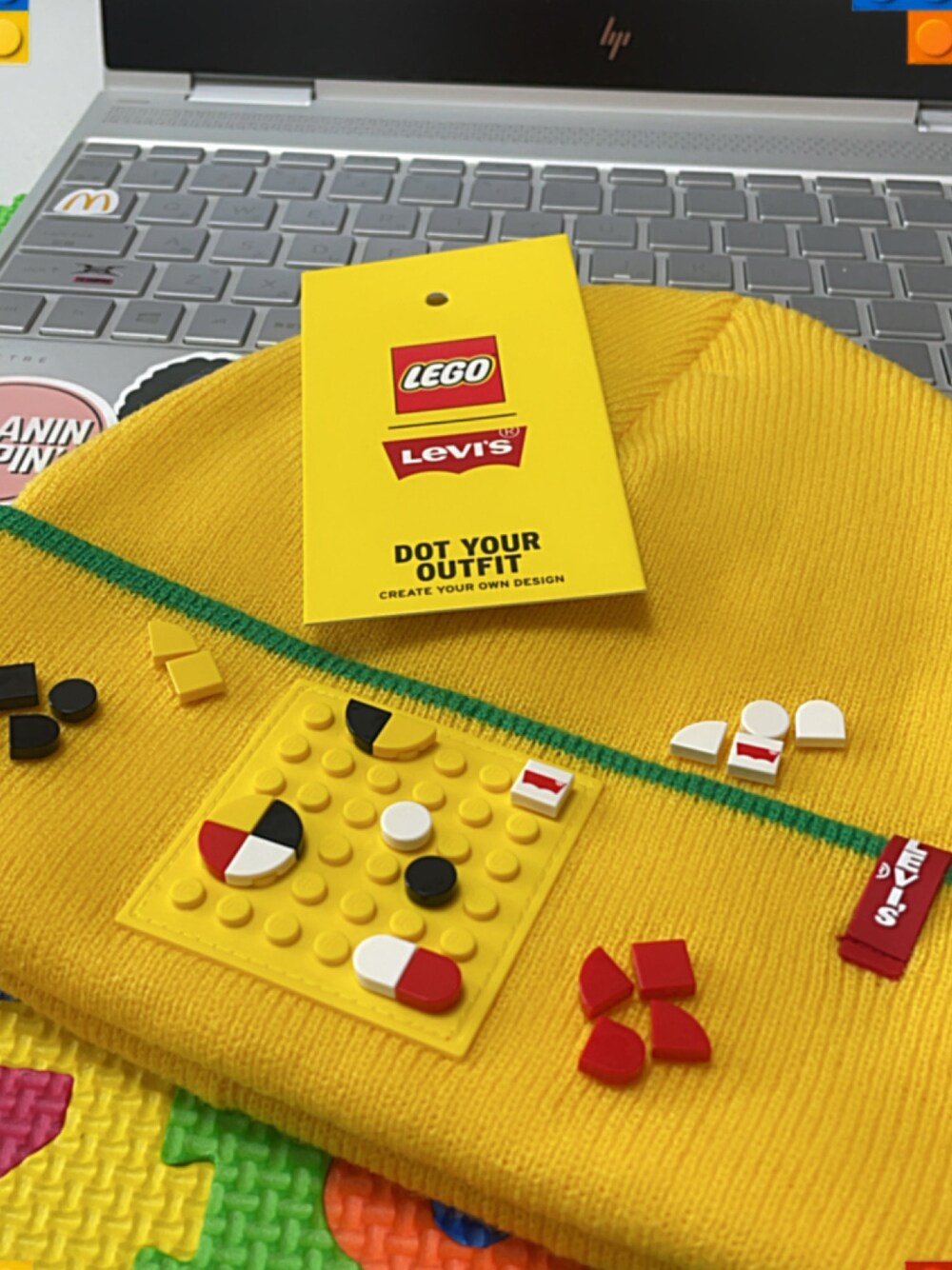 「Levi'sのアイテム（ニットキャップ/ビーニー、イエロー系）」を使った、yuriaさん（レディース・164cm）の秋コーディネートの1枚目の写真