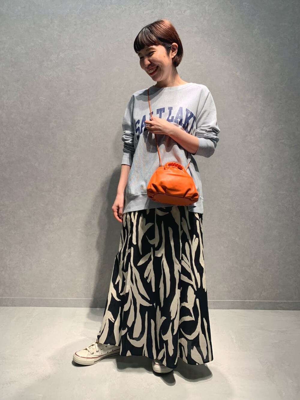 「オトナ女子、休日コーデ、オトナカジュアル、低身長、低身長コーデ、春、モノトーン、アーバンリサーチ、URBAN RESEARCH、スウェット、スカート、スカートスタイル」｜「URBAN RESEARCHのVintageロゴ スウェット（スウェット、グレー系）」を使った、Yukaさん（レディース・152cm）の冬コーディネートの1枚目の写真