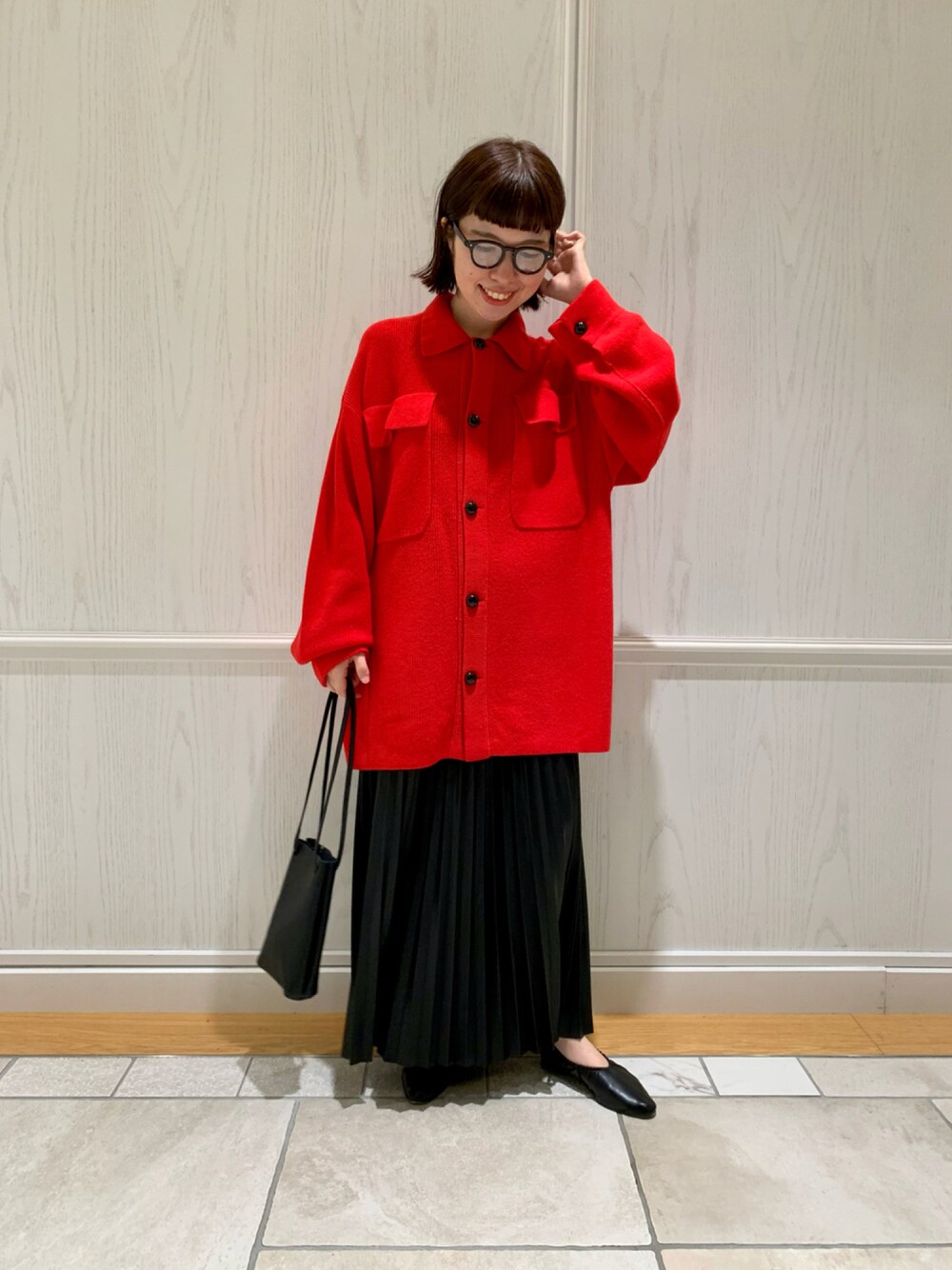 「アーバンリサーチ、大人カジュアル、プリーツスカート、低身長コーデ、秋コーデ、CURRENTAGE、低身長女子」｜「URBAN RESEARCHの【Oggi１１月号掲載】レザーライクロングプリーツスカート（スカート、ブラック系）」を使った、Yukaさん（レディース・152cm）の秋コーディネートの1枚目の写真