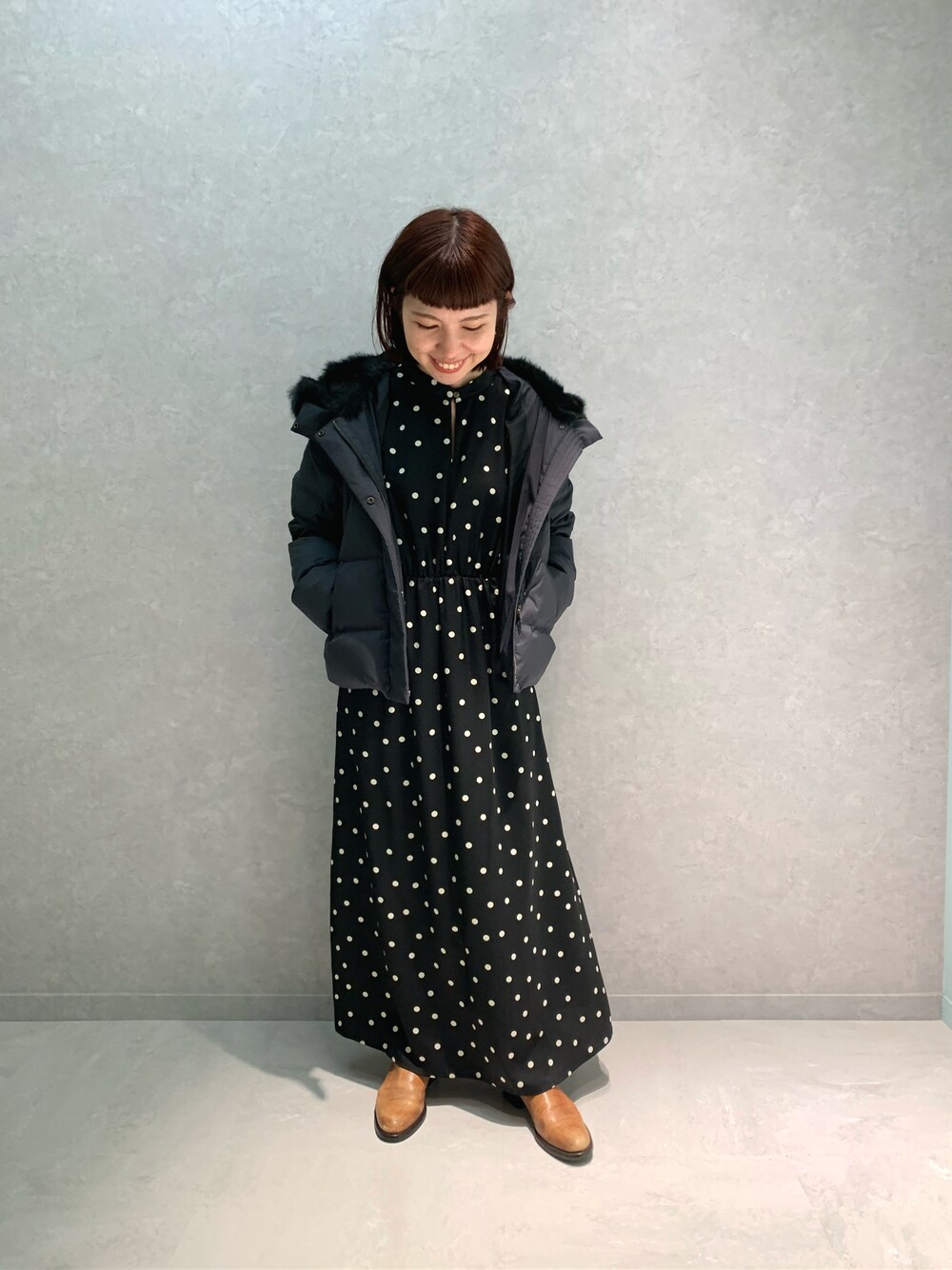 「オトナ女子、シンプル、秋冬コーデ、ダウンコート、大人ガーリー、ドット柄、アーバンリサーチ、低身長コーデ、低身長」｜「URBAN RESEARCHのラビットフードストレッチショートダウン（ダウンジャケット/コート、ブラック系）」を使った、Yukaさん（レディース・152cm）の秋コーディネートの1枚目の写真