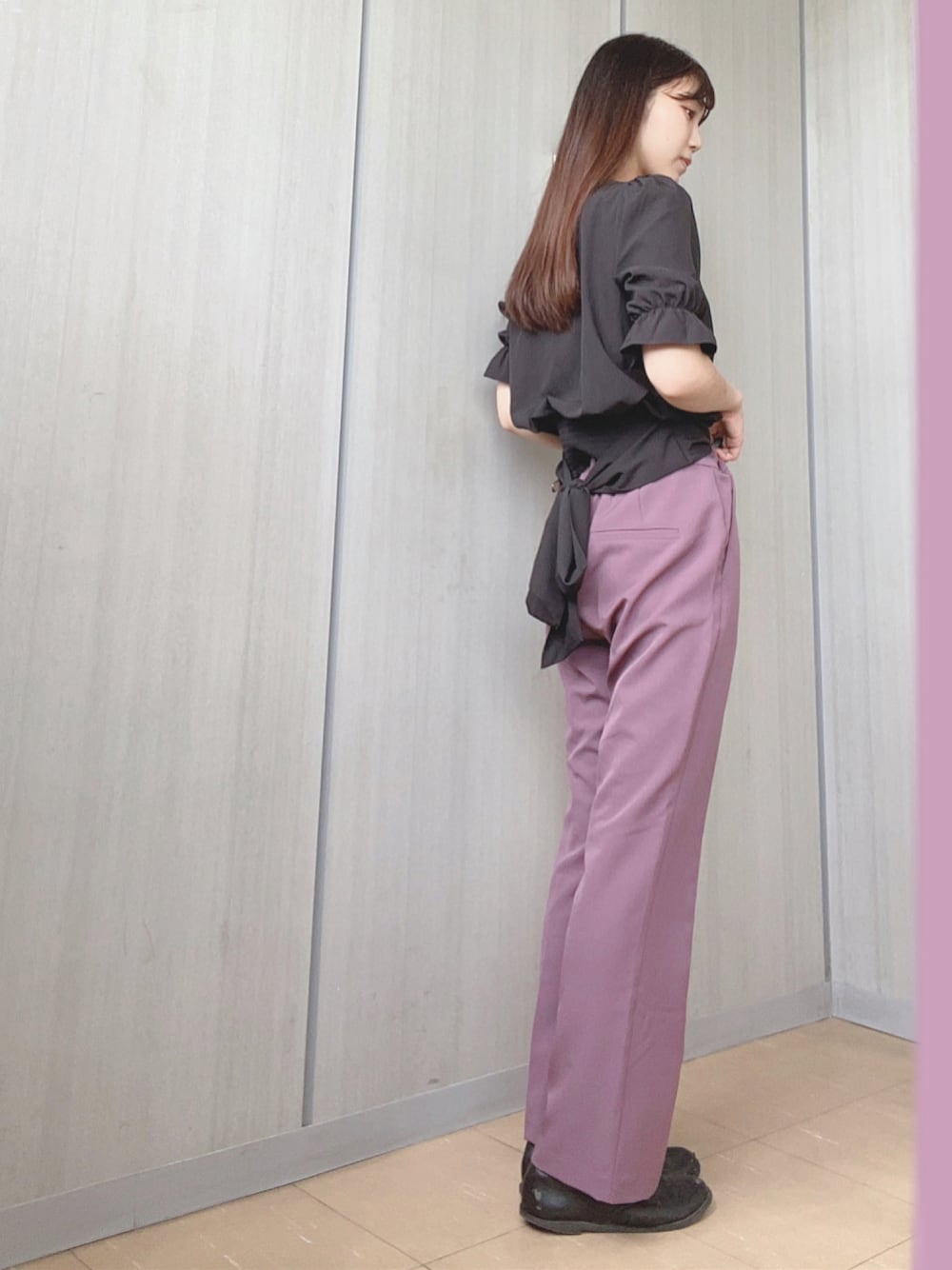 「過去code、夏コーデ、スラックス、スラックスパンツ、パープルパンツ、紫パンツ、パープル×黒、バックリボン、バックリボンブラウス、パンツスタイル、きれいめカジュアル、大学生コーデ、お洒落さんとつながりたい」｜「INGNIのアイテム（スラックス、パープル系）」を使った、mikanさん（レディース・160cm）の秋コーディネートの1枚目の写真