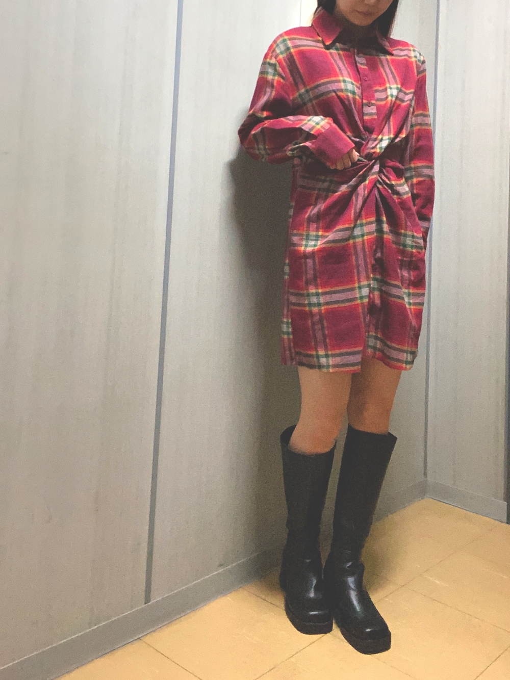「秋服、お洒落さんとつながりたい、ブーツ、シャツワンピ、シャツワンピース、赤チェック、ワンピース、ワンピーススタイル、ロングブーツ、黒ブーツ」｜「GRLのアイテム（ブーツ、ブラック系）」を使った、mikanさん（レディース・160cm）の秋コーディネートの1枚目の写真