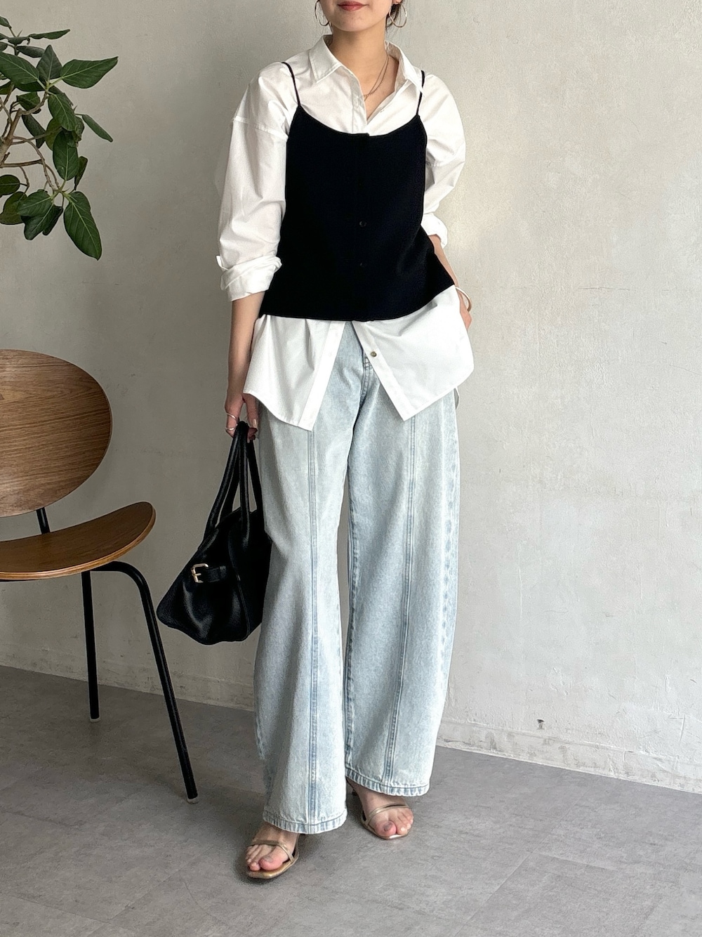 「春コーデ、パンツコーデ、春服、カジュアルコーデ、オトナ女子、大人女子、春、デニム、デニムパンツ、デニムコーデ、シャツ、シャツスタイル、ビスチェ、大人カジュアル、シンプルコーデ」｜「DouDouのオーバルバングル（ブレスレット、ゴールド系）」を使った、doudoureiさん（レディース・164cm）の春コーディネートの1枚目の写真