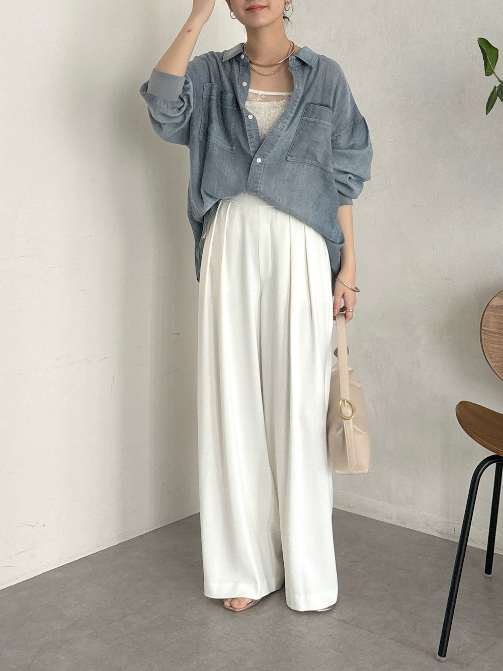 ブルー系のシャツ/ブラウス、ホワイト系のスラックス、ホワイト系のシャツ/ブラウスを着用したレディースの春コーディネートの1枚目の写真