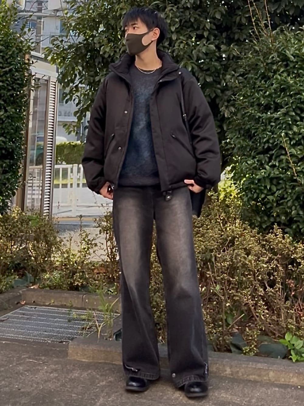 ブルー系のニット/セーター、ブラック系のダウンジャケット/コート、ブラック系のその他パンツを着用したメンズの秋コーディネートの1枚目の写真